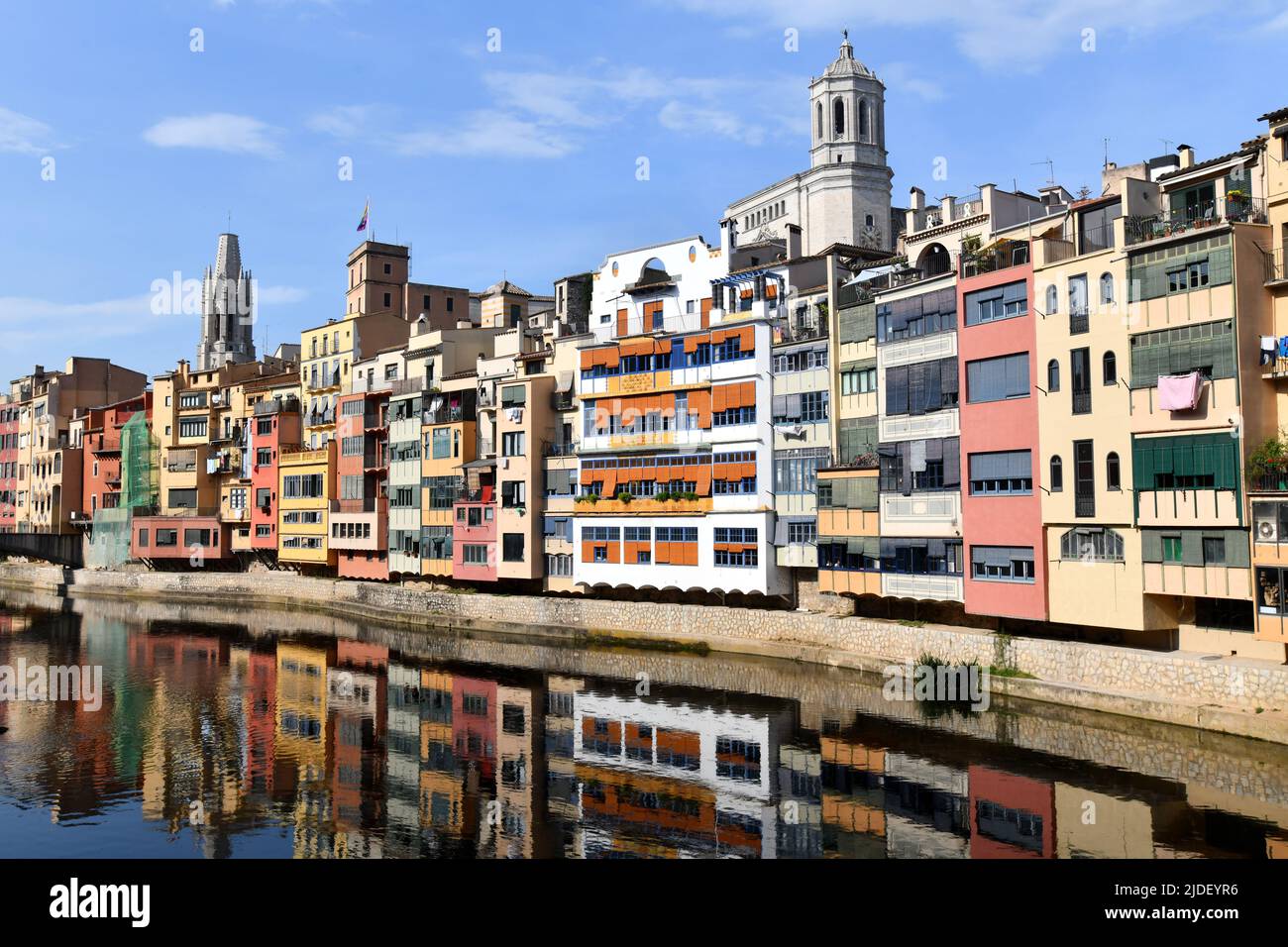 Case colorate che si riflettono sul fiume Onyar a Girona, Catalogna, Spagna Foto Stock