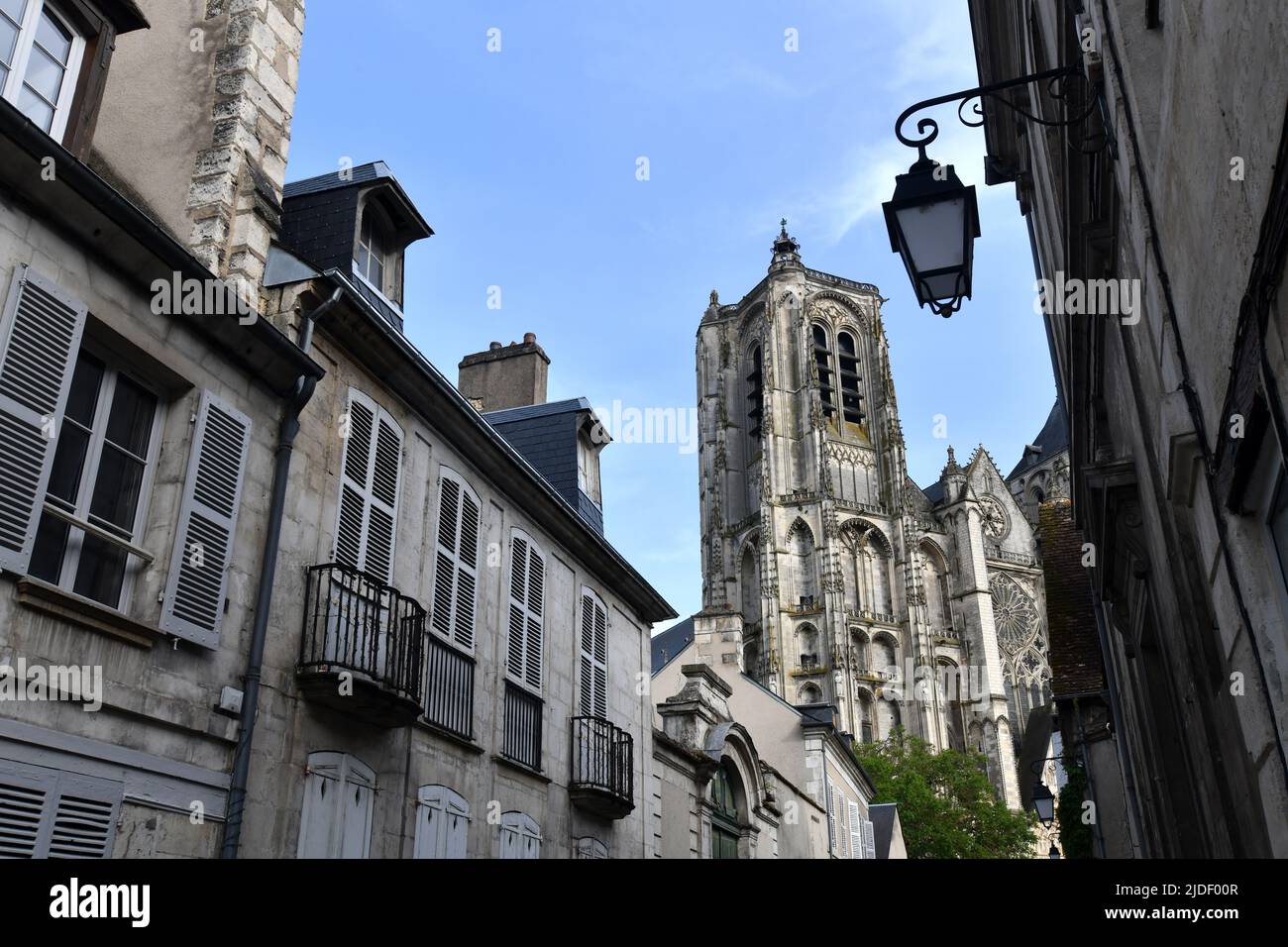 Le vecchie strade e la cattedrale di Bourges, Francia. Foto Stock
