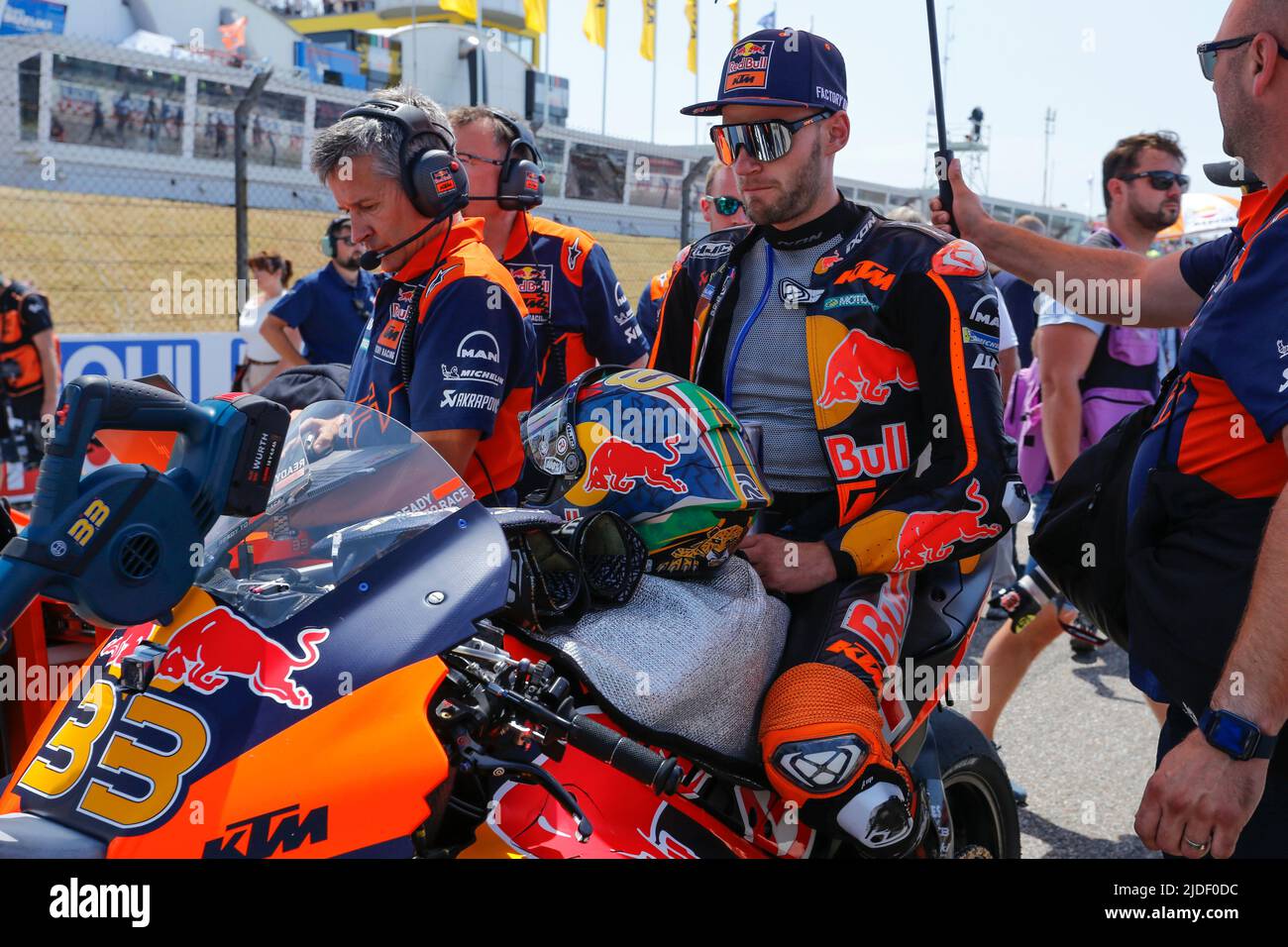 Hohenstein Ernsthal, Germania. Giugno 19th 2022. MotoGP Liqui Moly Motorrad Grand Prix Deutschland al circuito di Sachsenring, Hohenstein-Ernsthal, Germania. Nella foto: #33 Brad Binder (RSA) della Red Bull KTM Factory Racing in griglia Foto Stock