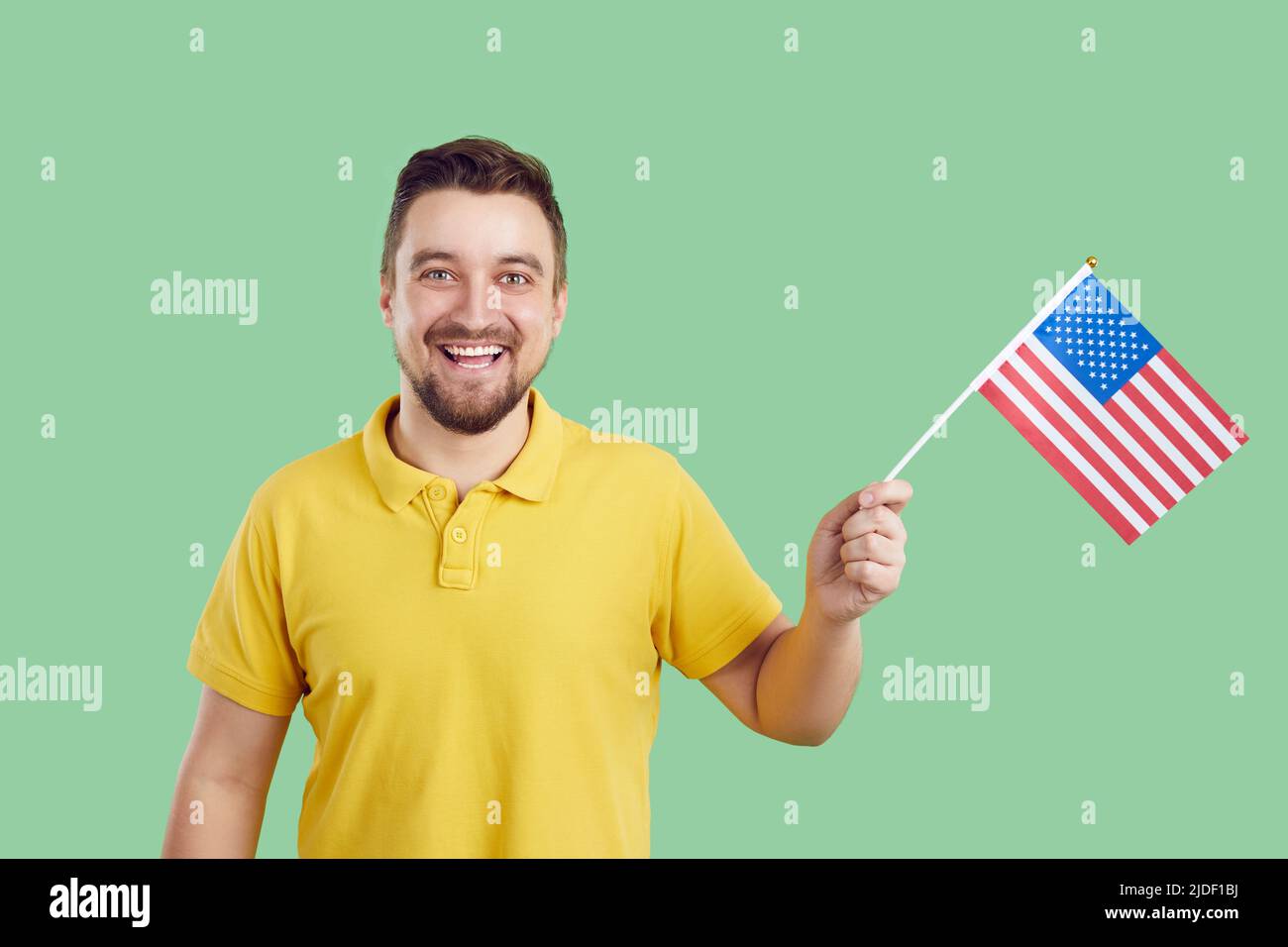 Felice giovane e allegro patriota americano con bandiera degli Stati Uniti che celebra la Giornata dell'Indipendenza Foto Stock