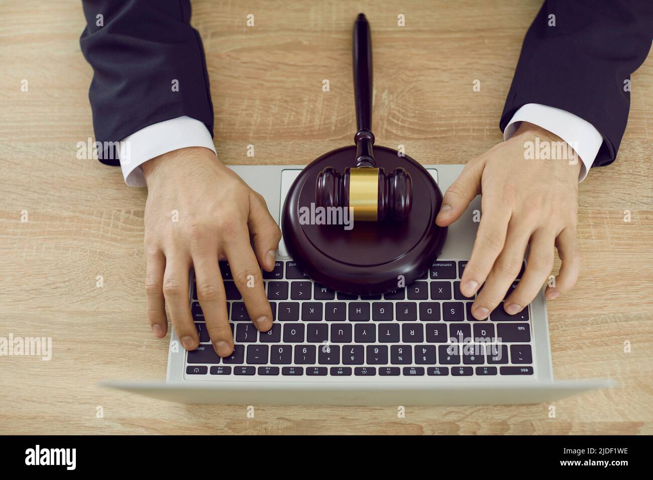 Avvocato che utilizza il laptop, fornendo la consultazione virtuale di legge e dando consulenza legale online Foto Stock