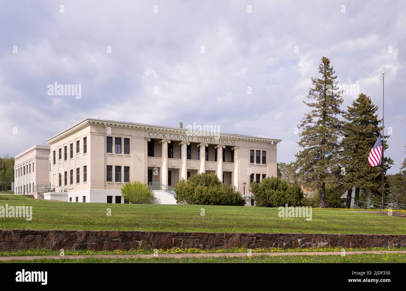 Bandiera a metà albero per i bambini della scuola assassinati in Uvaide, tiro della scuola del Texas, Cook County Court House, Minnesota, Stati Uniti, USA Foto Stock