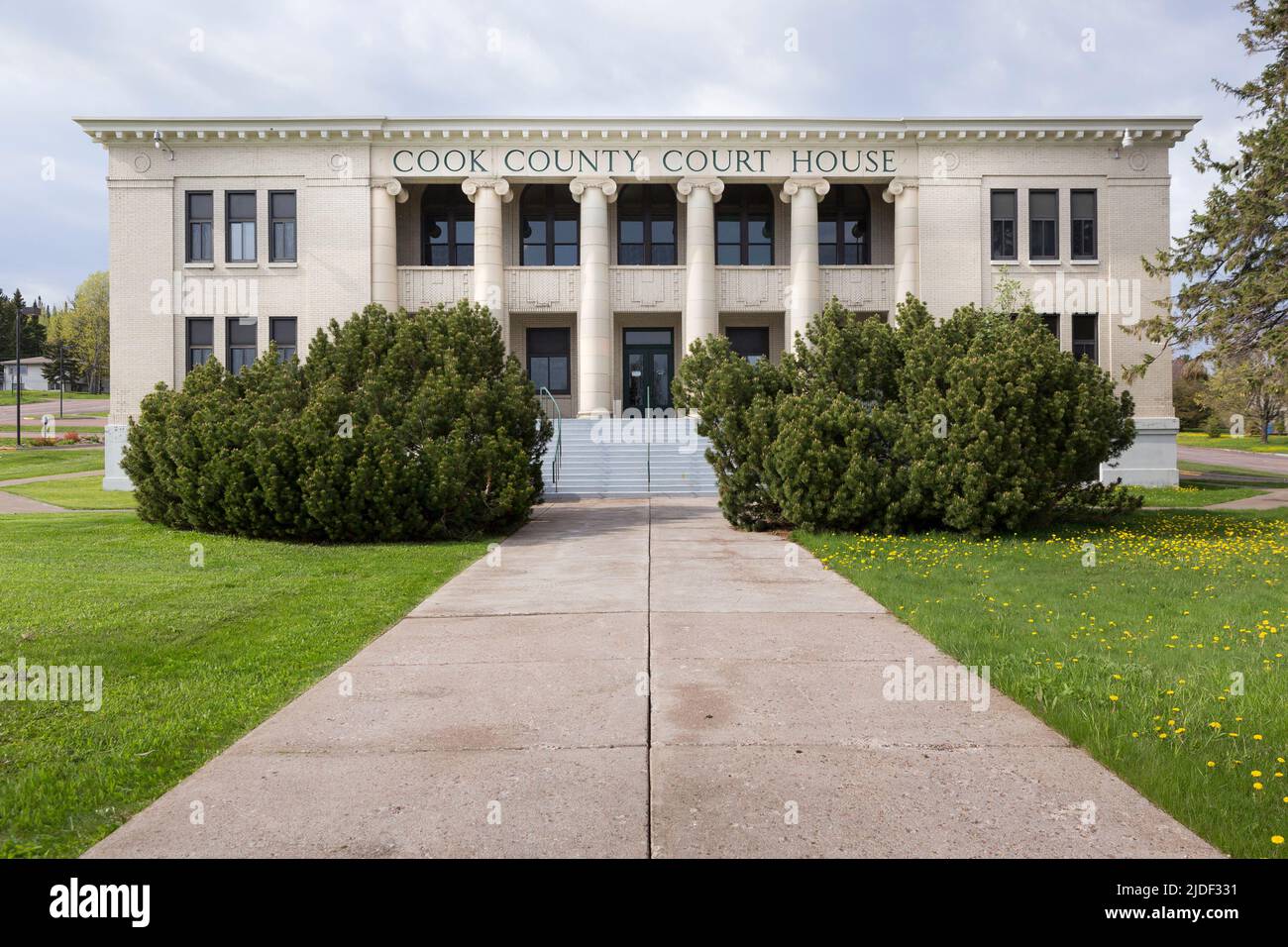 Il tribunale della contea di Cook in stile classico rivivale del 1911 con colonne ioniche a Grand Marais, Minnesota, Stati Uniti, USA Foto Stock