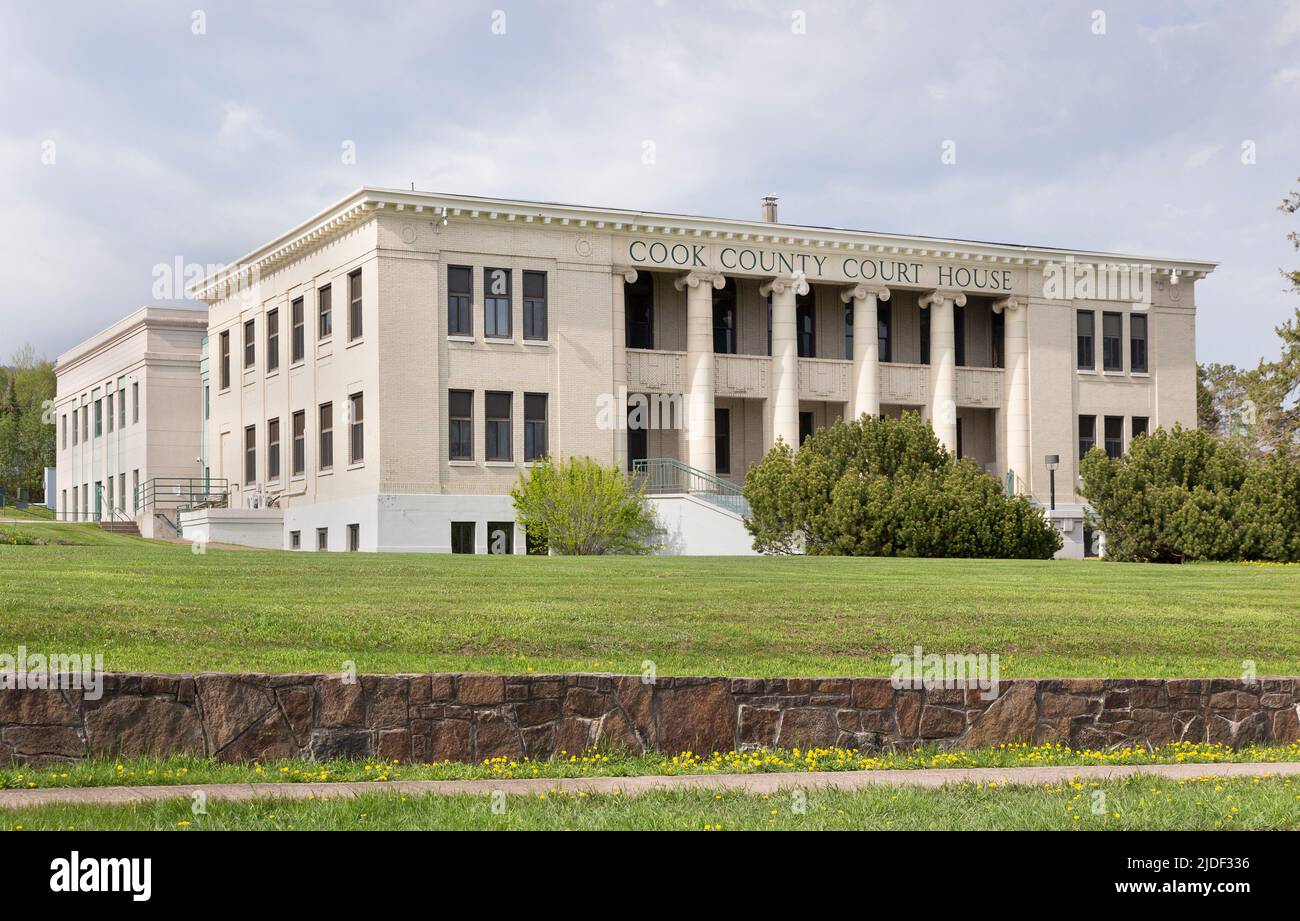 Il tribunale della contea di Cook in stile classico rivivale del 1911 con colonne ioniche a Grand Marais, Minnesota, Stati Uniti, USA Foto Stock