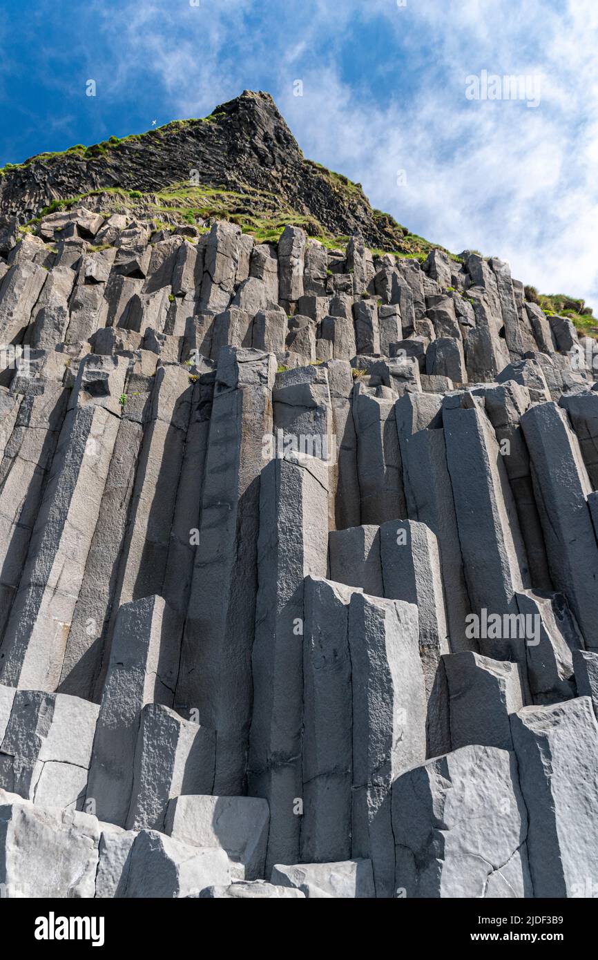 Colonne di basalto alla base della rupe di Reynisfjall nella spiaggia di Reynisfjara nell'Islanda meridionale Foto Stock