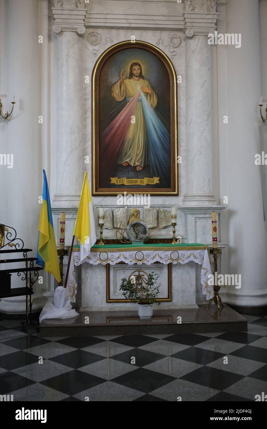 Odessa, Ucraina. 17th giugno 2022. Una bandiera Ucraina e un ritratto di Gesù Cristo visto nella Cattedrale cattolica di Roma. L'Orchestra Filarmonica Nazionale di Odessa ha tenuto un concerto di beneficenza "Ode to Unbrokenness" presso la Cattedrale Cattolica Romana. Il personale della cattedrale aiuta i migranti e tutti i fondi raccolti a recarsi al fondo di beneficenza. (Foto di Viacheslav Onyshchenko/SOPA Images/Sipa USA) Credit: Sipa USA/Alamy Live News Foto Stock