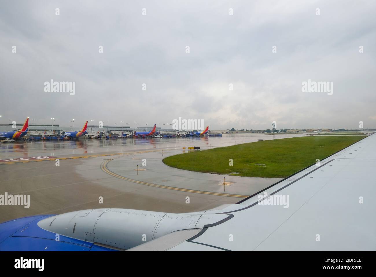 Immagini di stock degli aerei della South West Airlines allineati al cancello preso dalla finestra dell'aereo Foto Stock