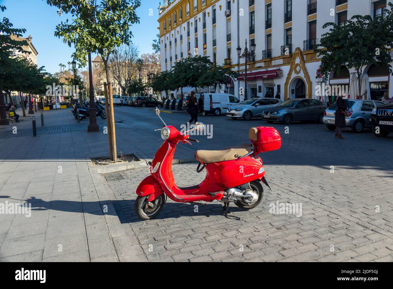 Bright Red Vespa Scooter parcheggiato nel centro di Siviglia in Spagna Foto Stock