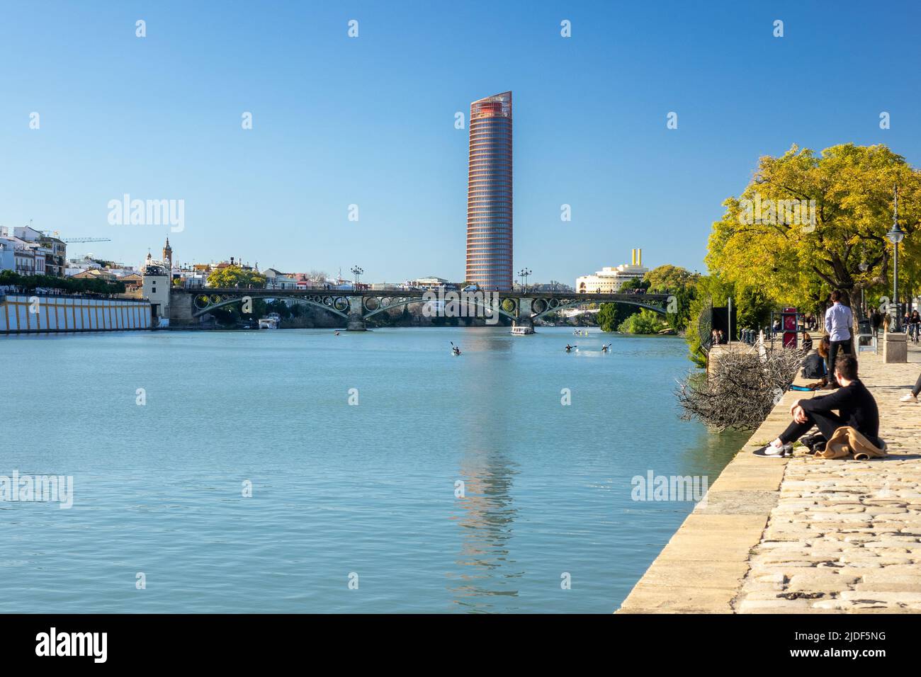 Torre Sevilla (Torre di Siviglia) il fiume Guadalquivir, Siviglia Spagna, moderno grattacielo questo è il Canal de Alfonso XIII e il Puente de Isabel II, Foto Stock