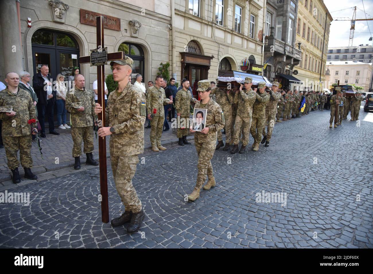 Lviv, Ucraina. 17th giugno 2022. I soldati marciano con una croce, un ritratto e trasportano le bare dei soldati caduti durante la cerimonia funebre. Cerimonia funeraria del tenente superiore Serhiy Spodarenko e del sergente junior Ivan Kerdman, morto in battaglia con le truppe russe a Lviv. (Credit Image: © Pavlo Palamarchuk/SOPA Images via ZUMA Press Wire) Foto Stock