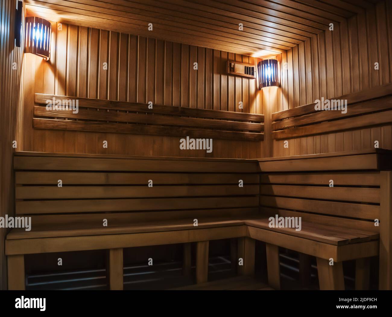 Sauna finlandese tipica, sauna classica calda in legno. Foto Stock