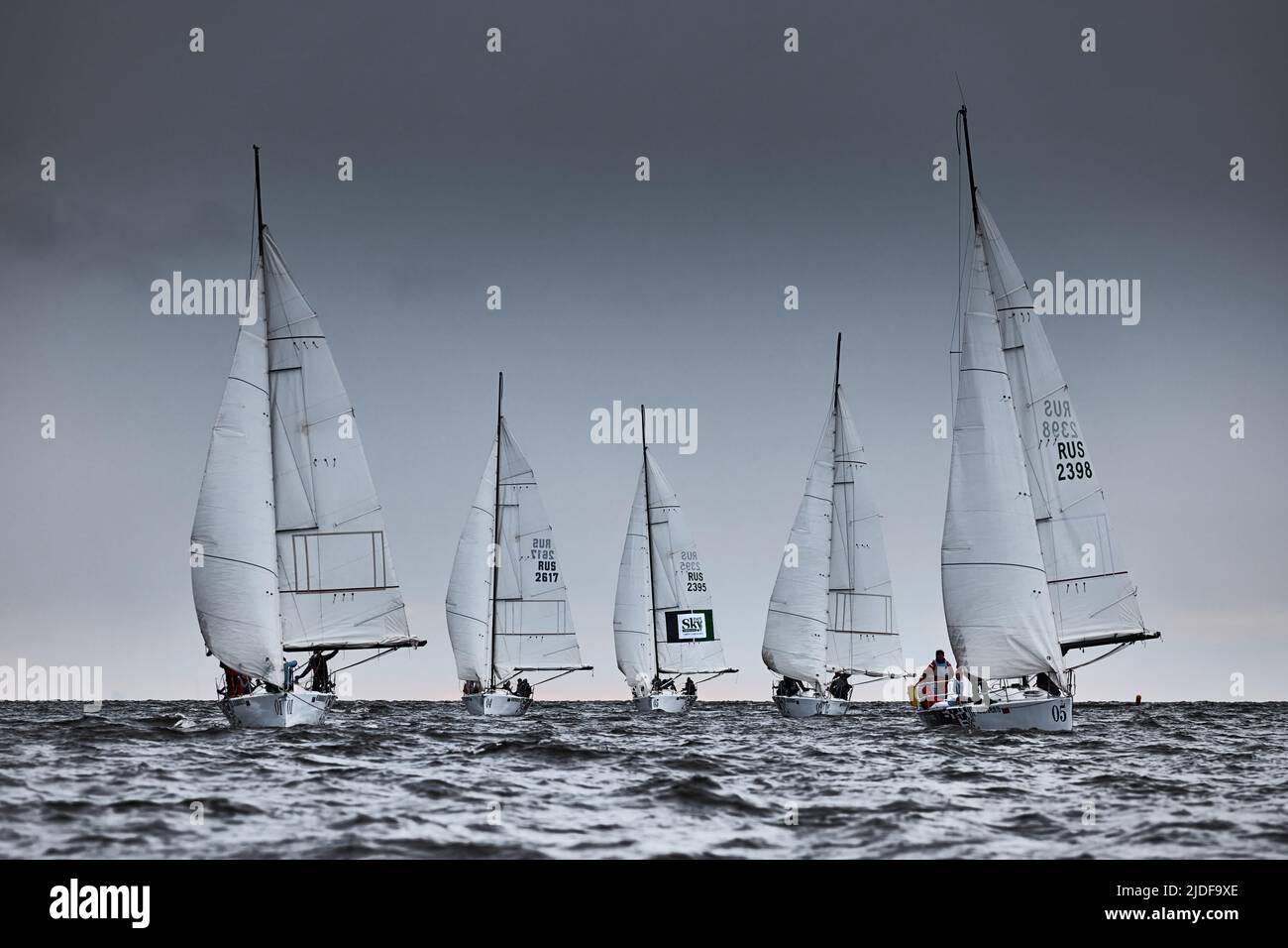 Russia, San Pietroburgo, 17 giugno 2022: Diverse barche a vela sono a pieno corso, una gara di vela in tempesta, lavoro di squadra in vela regata, il Foto Stock