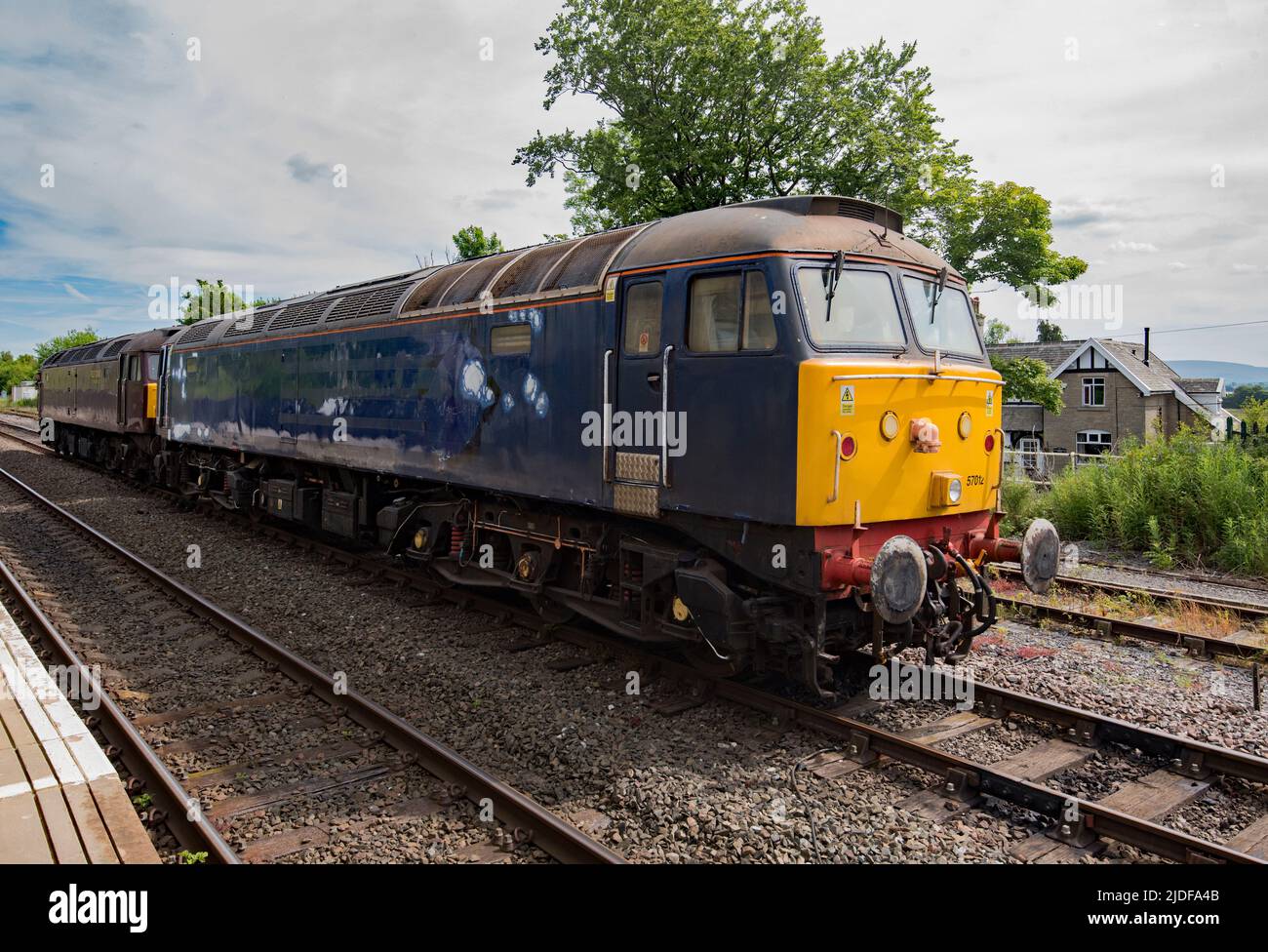 La locomotiva diesel British Rail classe 57 passa attraverso Hellifield, nel North Yorkshire, il 20th giugno 2022 Foto Stock