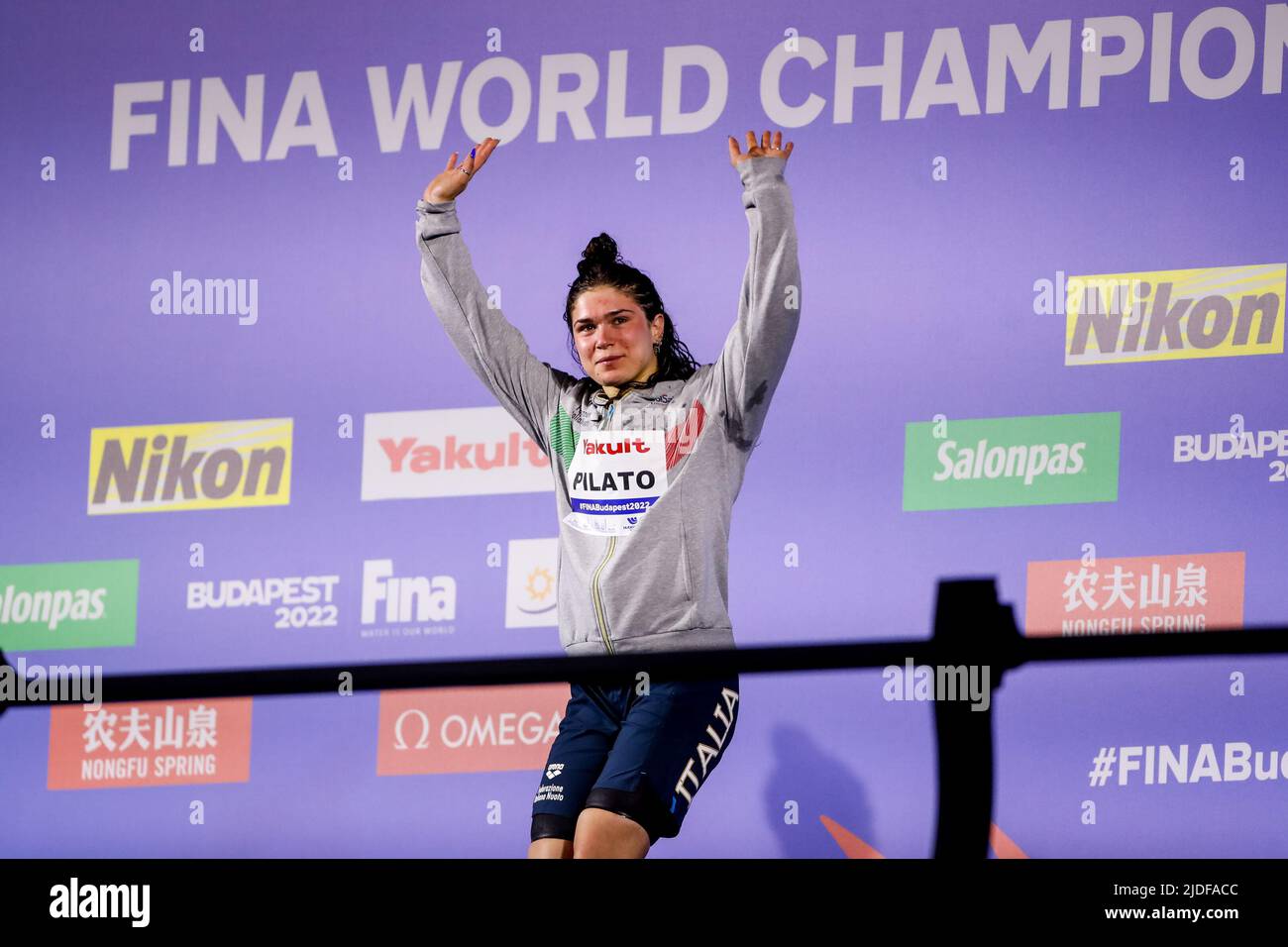 BUDAPEST, UNGHERIA - 20 GIUGNO: Medaglia d'oro Benedetta Pilato d'Italia durante la cerimonia di medaglia per la finale della corsa al seno femminile 100m durante i campionati mondiali di acqua della FINA Nuoto alla Duna Arena il 20 giugno 2022 a Budapest, Ungheria (Foto di Nikola Krstic/Orange Pictures) Foto Stock