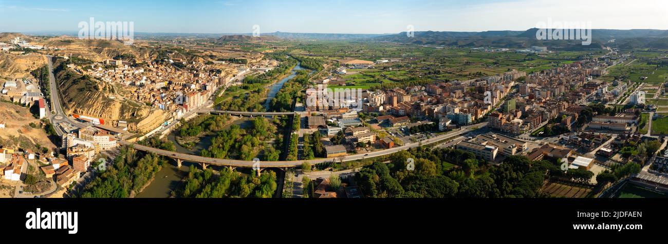 Vista panoramica aerea della città spagnola di Fraga sul fiume Cinca Foto Stock