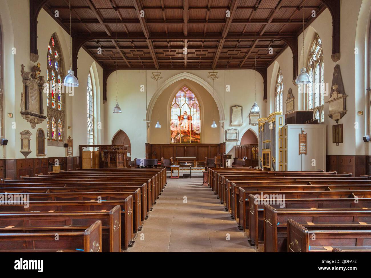 L'interno di una chiesa, con luce proveniente dalle vetrate. Religione, fede, concetto di chiesa. Foto Stock