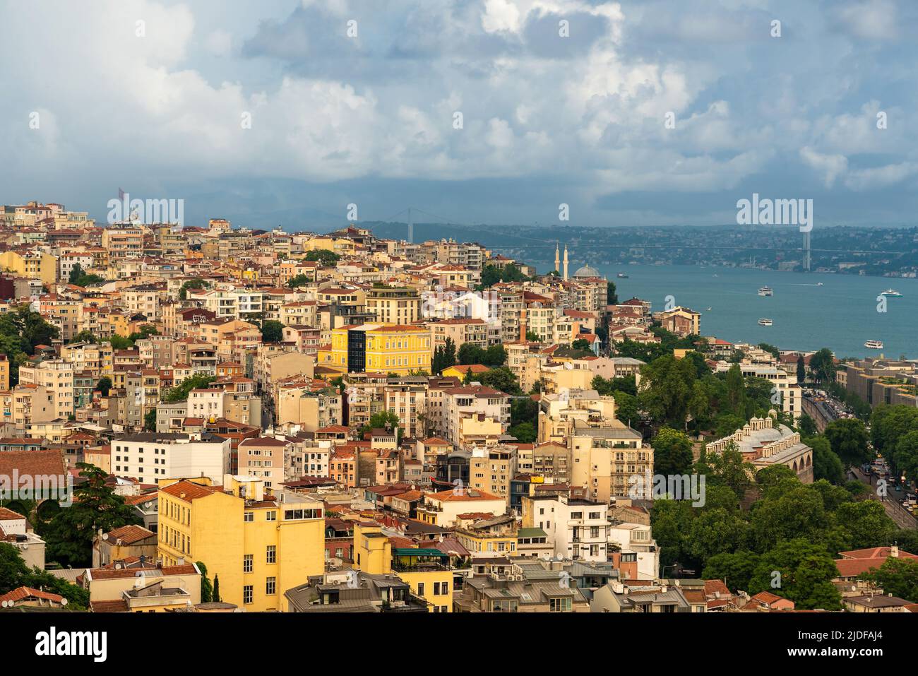 Panorama di Istanbul dalla Torre Galata. I tetti delle vecchie case di Istanbul Foto Stock