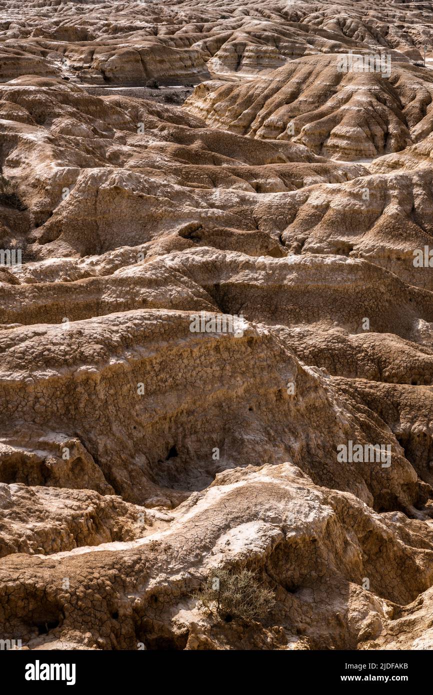 Vista delle formazioni geologiche tipiche del deserto di Bardenas Reales. Bardenas Reales, Spagna, 30 aprile 2022. Foto Stock