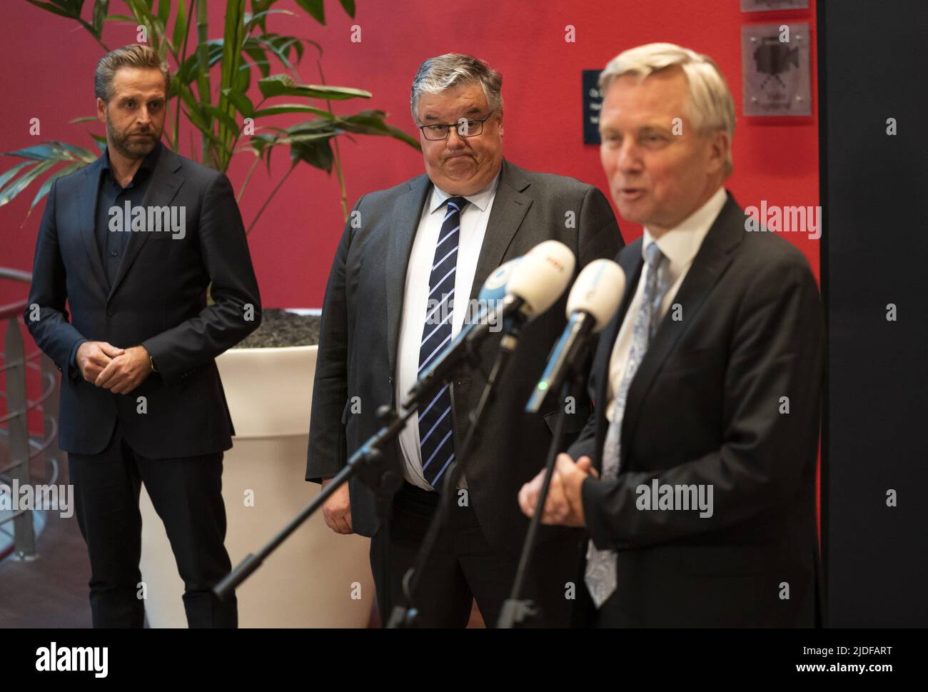 2022-06-20 21:18:43 UTRECHT - il Ministro Hugo de Jonge (pubblica abitazione) il sindaco Hubert Bruls van Nijmegen e anche il presidente del Consiglio di sicurezza e del Segretario di Stato Eric van Burg (sicurezza e giustizia) ha parlato alla stampa dopo il Consiglio di sicurezza, che ha discusso, tra l'altro, la crisi di accoglienza dei richiedenti asilo. Il rifugio di emergenza in crisi per il centro di applicazione sovraffollato di Ter Apel è all'ordine del giorno del Consiglio di sicurezza per settimane. ANP JEROEN JUMELET olanda OUT - belgio OUT Foto Stock