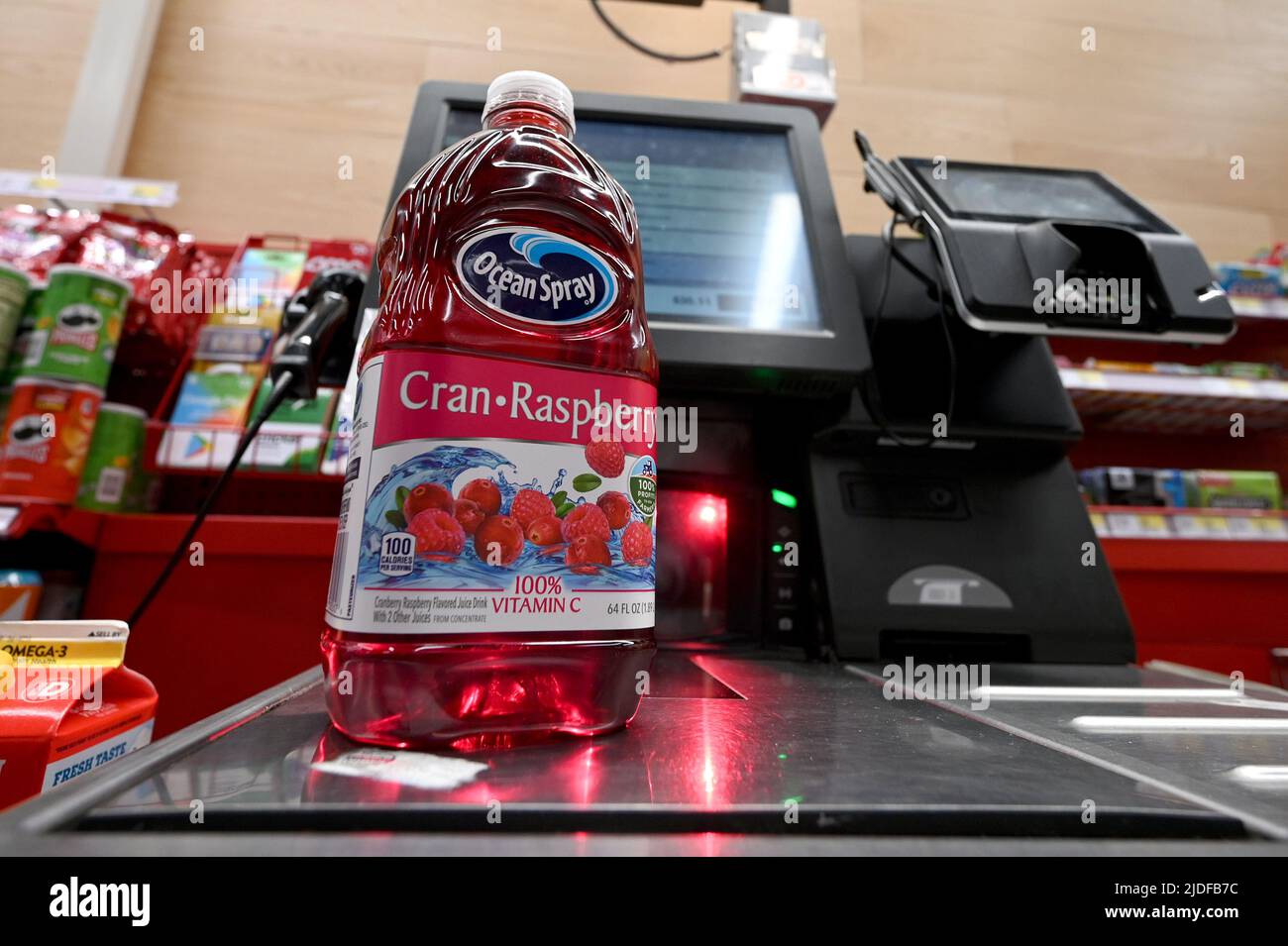 New York, Stati Uniti. 20th giugno 2022. Una bottiglia di succo di Cran-Rasberry Ocean Spray si trova su uno scanner self-check-out presso un punto vendita Target nel quartiere di New York City, Queens, NY, 20 giugno 2022. L’amministrazione Biden sta cercando di mettere in pausa il gas federale e rivedere le tariffe cinesi per frenare l’inflazione, che è a un livello massimo di 40 anni. (Foto di Anthony Behar/Sipa USA) Credit: Sipa USA/Alamy Live News Foto Stock