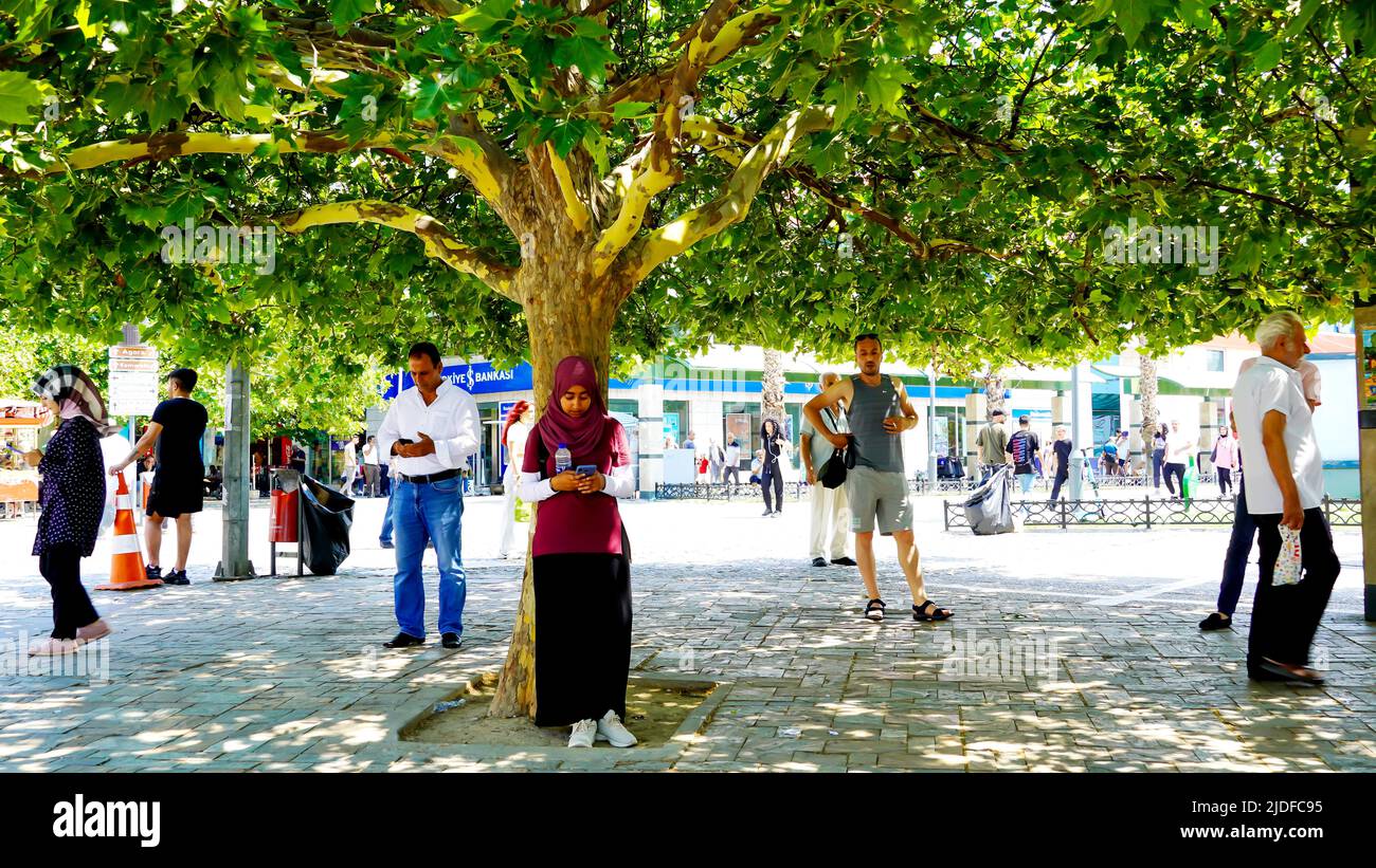 Izmir, Turchia, 20 giugno 2022, una studentessa etiope migrata in Turchia per studiare si appoggia all'albero in via Konak; il centro di Izmir il 20 giugno Giornata Mondiale del Rifugiato. Foto Stock