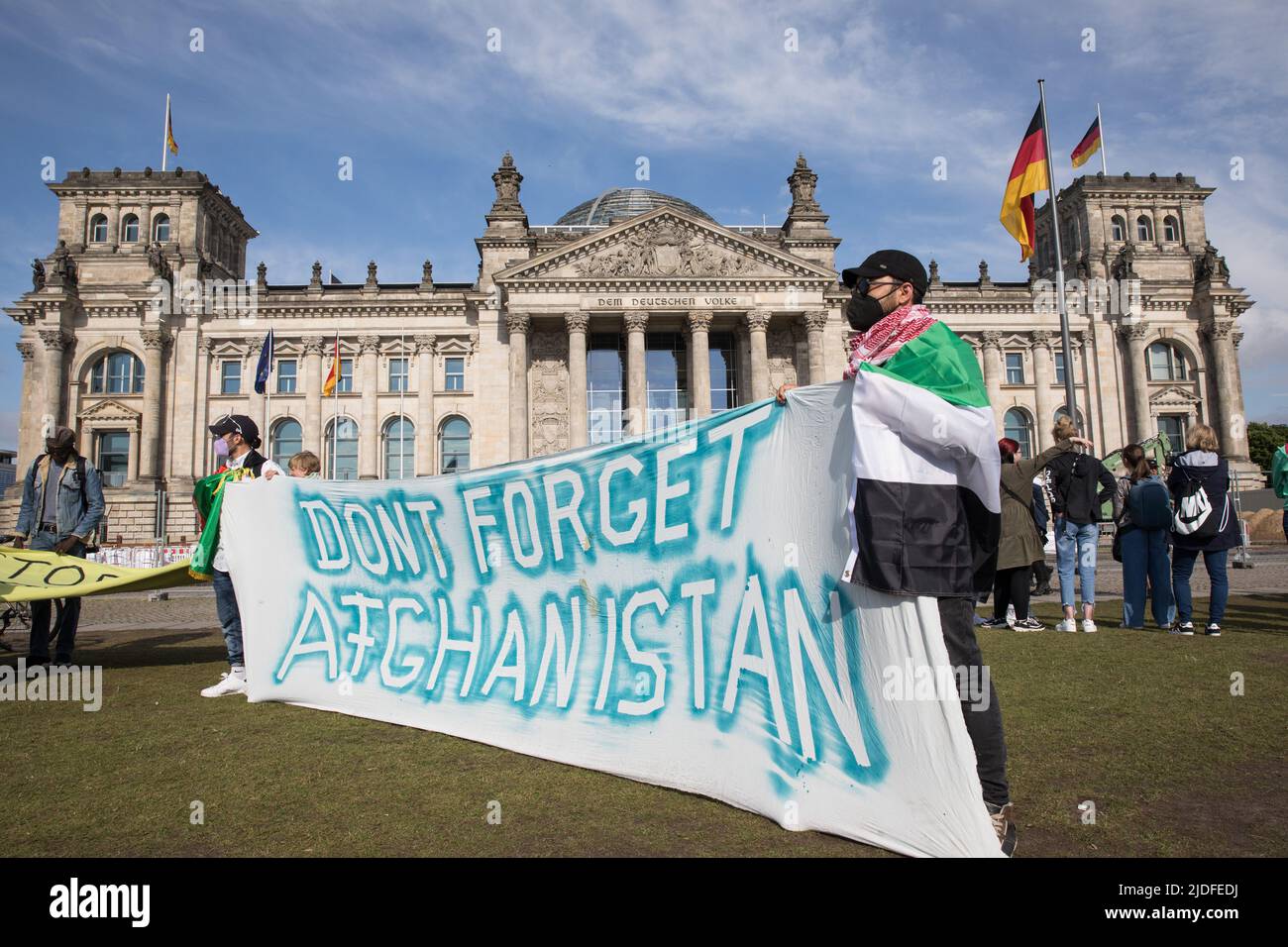 Berlino, Germania. 20th giugno 2022. Rally di fronte al Bundestag, il parlamento federale tedesco, il 20 giugno 2022. I manifestanti chiedevano che la Convenzione di Ginevra sui rifugiati fosse a disposizione di tutti. Hanno affermato che i rifugiati non sono trattati allo stesso modo in Germania, quindi da altri paesi i rifugiati ricevono più attenzione dei rifugiati provenienti da diverse parti del mondo. I manifestanti chiedono inoltre che i rifugiati abbiano bisogno del libero accesso ai permessi di lavoro e all’istruzione. (Credit Image: © Michael Kuenne/PRESSCOV via ZUMA Press Wire) Foto Stock