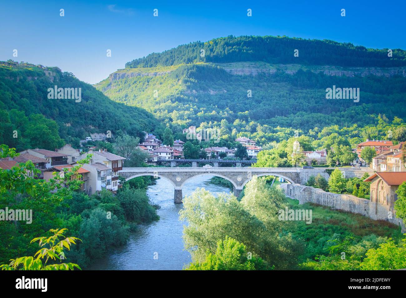 Bella vista estiva dell'antico ponte di Veliko Tarnovo, Bulgaria Foto Stock