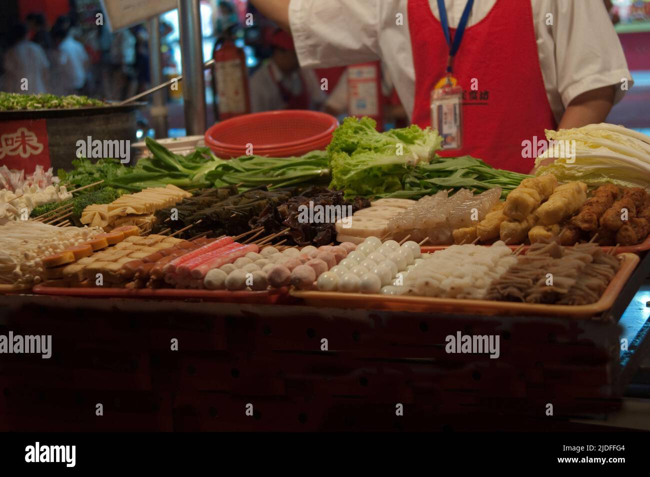 Mercato alimentare di strada a Pechino. Spiedini freschi Foto Stock