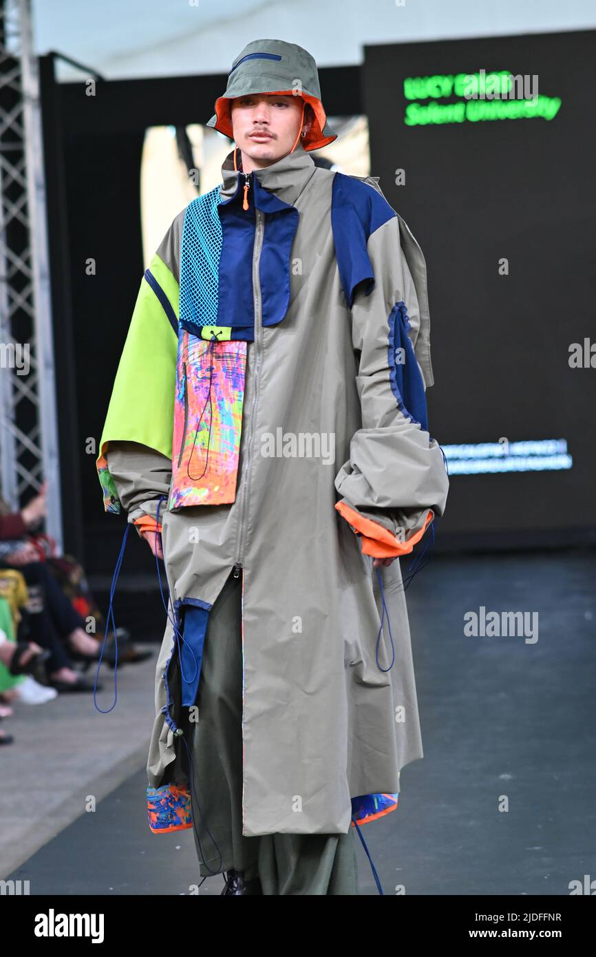 Passerella GFW 2022 apertura sfilata a Coal Drops Yard, King Cross, Londra, Regno Unito. – 20 giugno 2022. Foto Stock