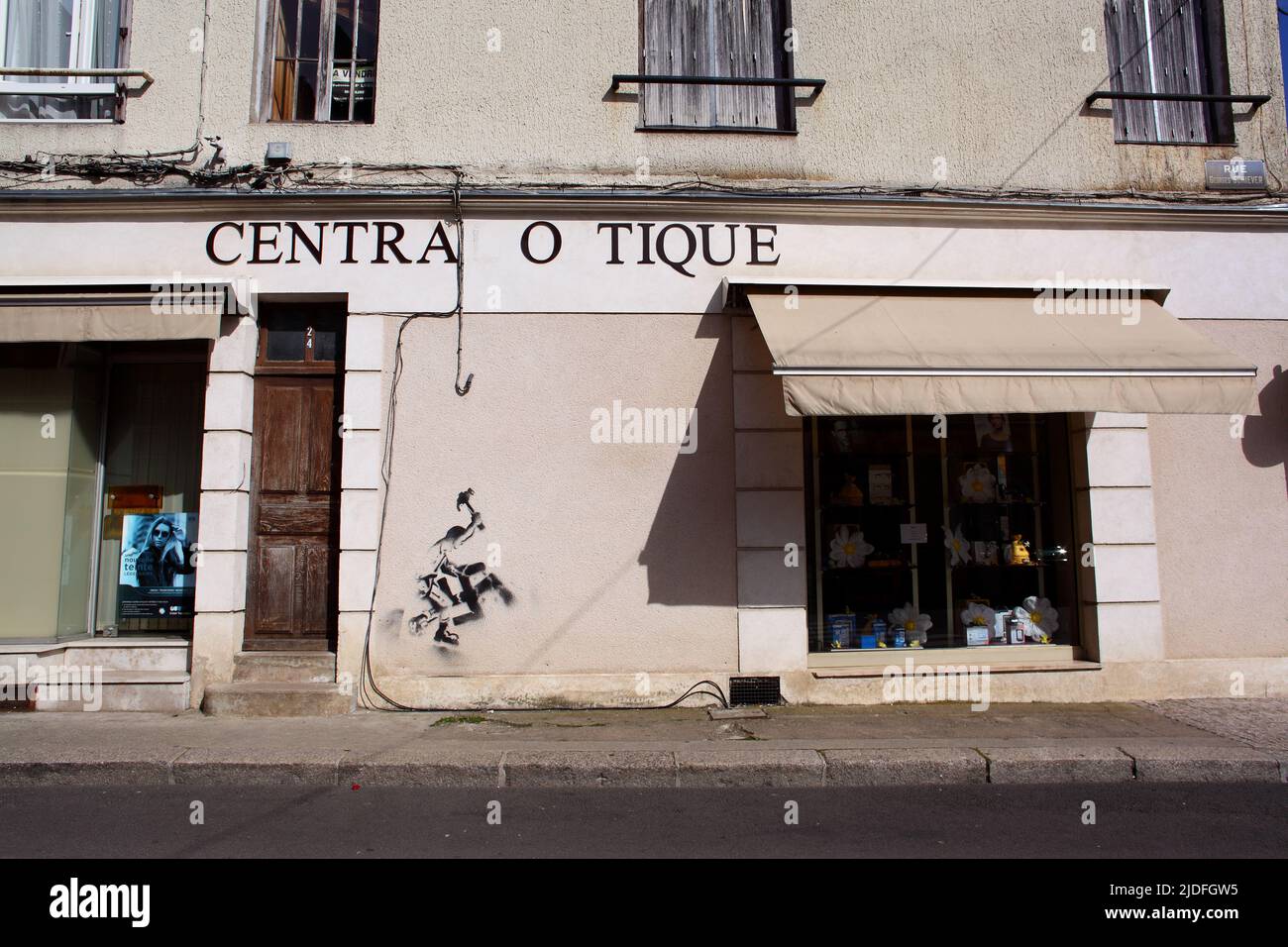 Graffiti anti nazisme sur le mur d'une boutique centrale optique à Avallon dans l'Yonne, Bourgogne Foto Stock