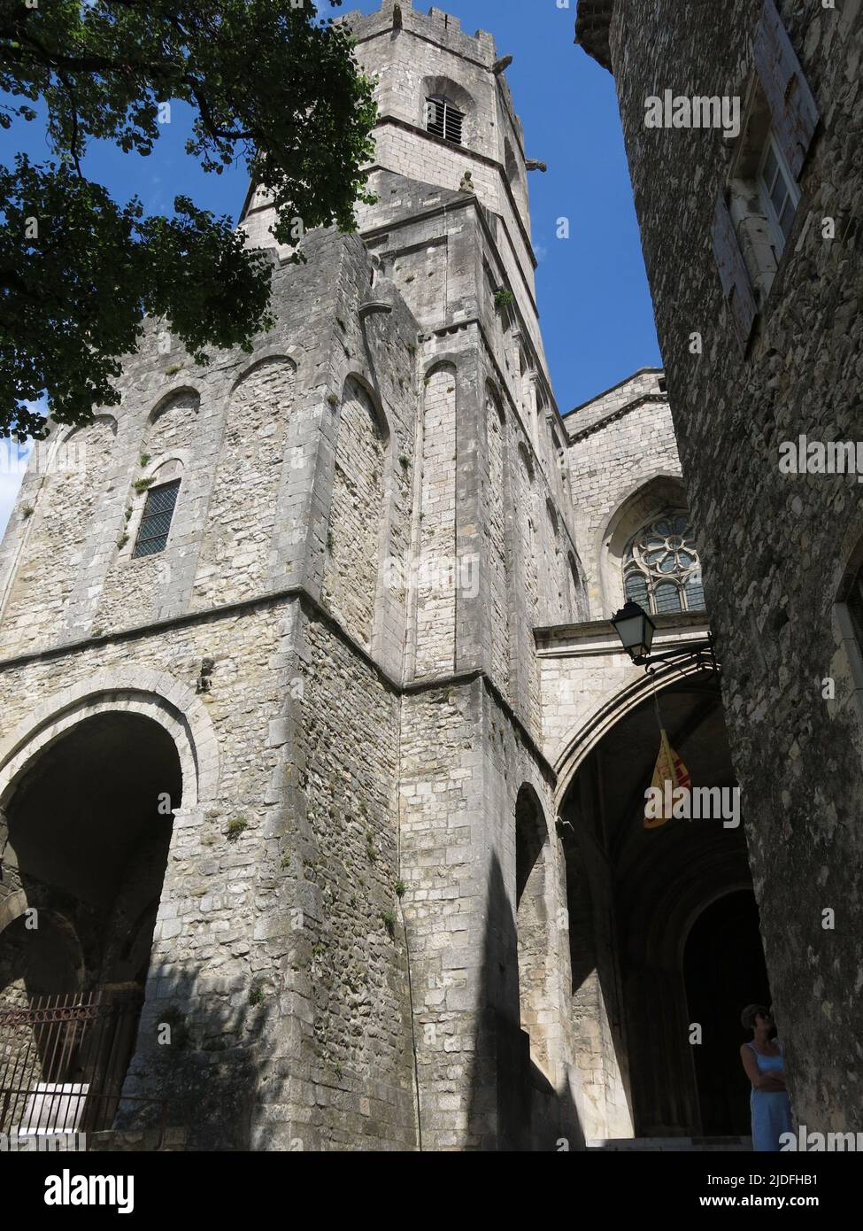 Originaria del 12th secolo, la Cattedrale di Saint Vincent domina le strette e tortuose strade della città vecchia di Viviers nell'Ardeche. Foto Stock