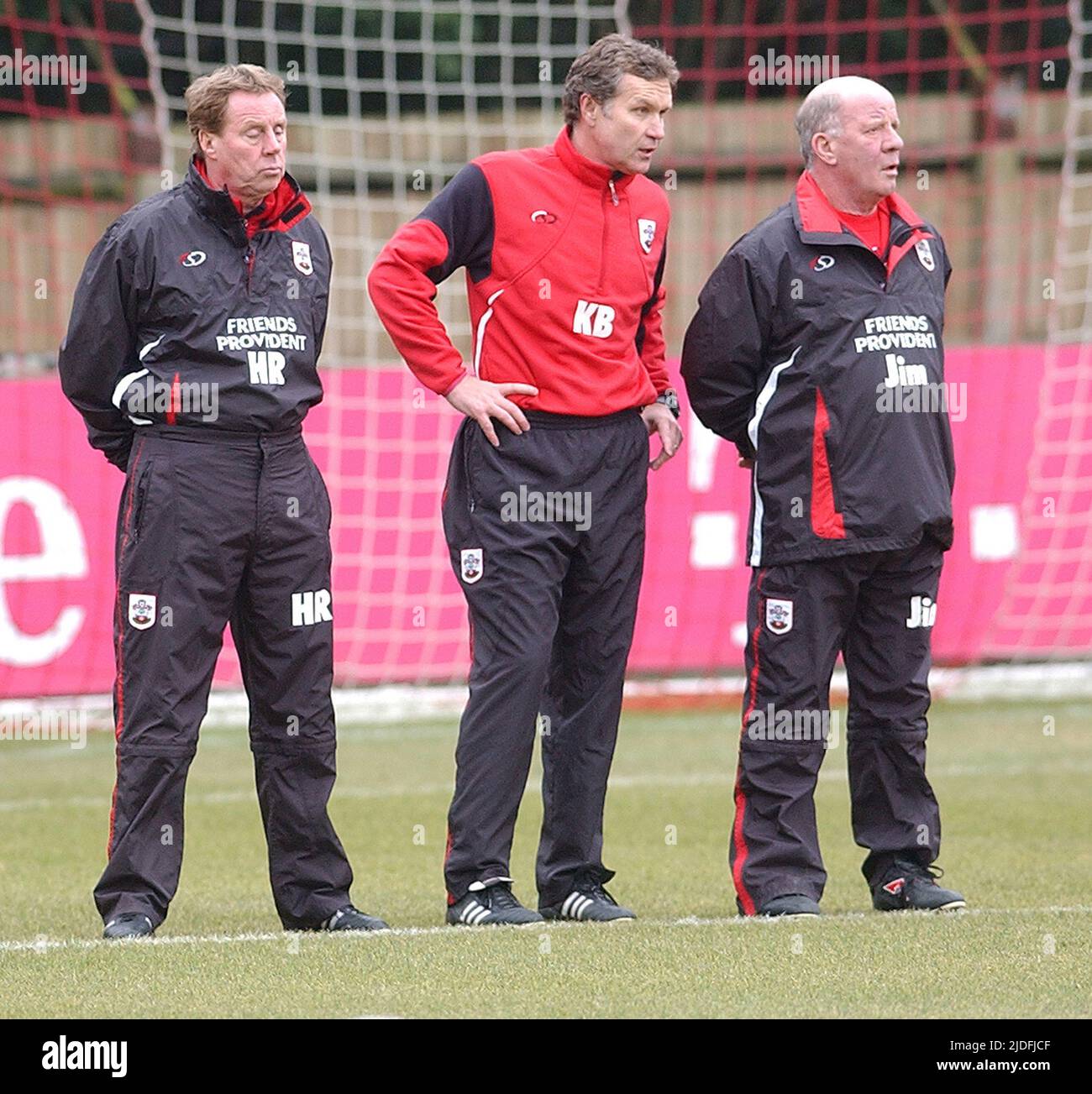 SOUTHAMPTON TRAINING 10-03-05 MANAGER HARRY REDKNAPP IL SUO ASSISTENTE JIM SMITH E KEVIN BOND SI PREPARANO PER MAN UTD. PIC MIKE WALKER, 2005 Foto Stock