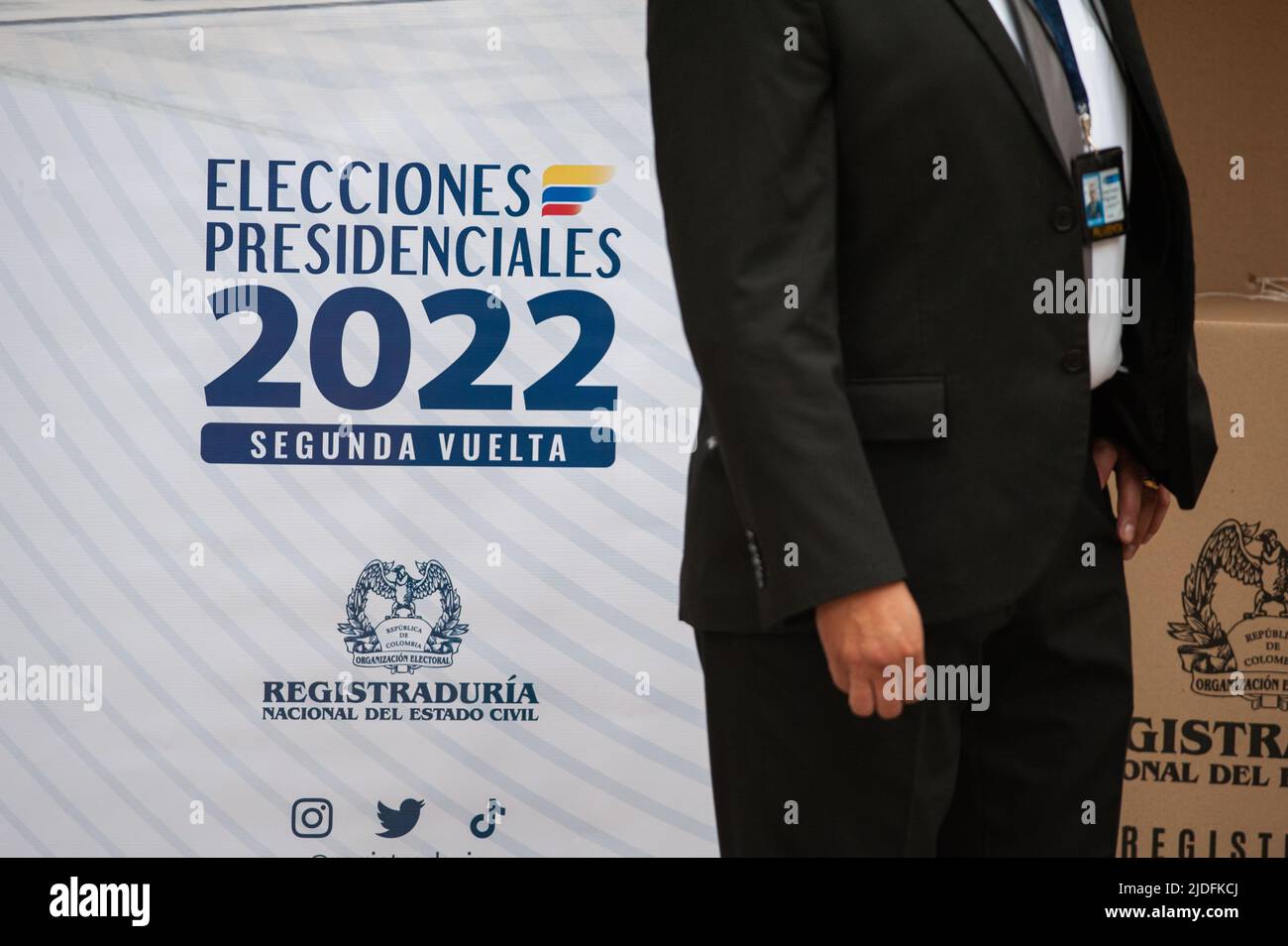 Una guardia del corpo presidenziale si trova al posto di voto del presidente Ivan Duque durante il rally di voto per i runoff presidenziali tra Gus di sinistra Foto Stock