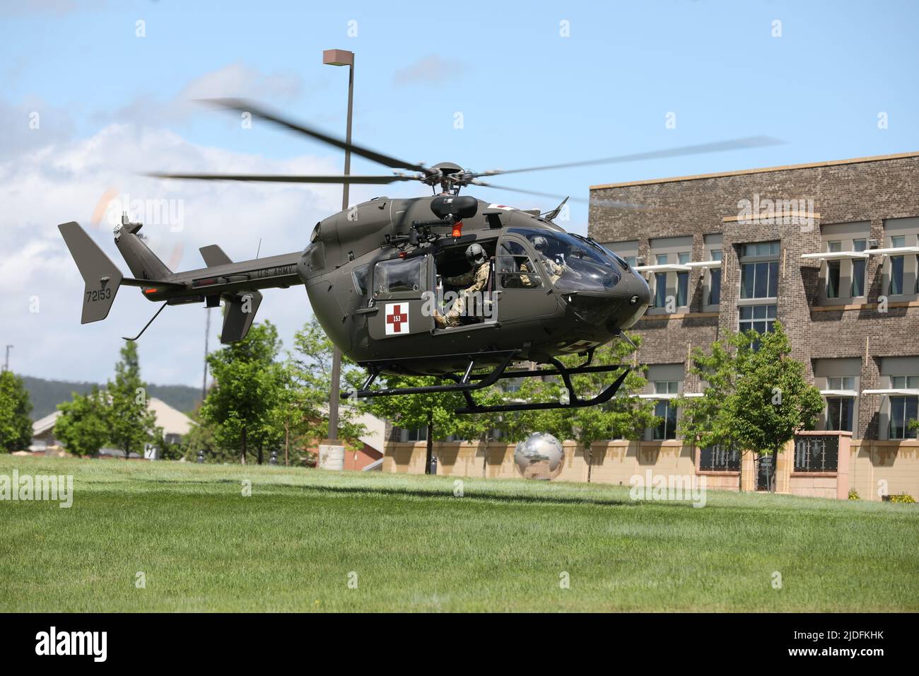 Un elicottero UH-72 Lakota si prepara a atterrare durante l'esercitazione di addestramento del coyote d'oro a Camp Rapid, South Dakota, 14 giugno 2022. Golden Coyote è un'esercitazione in tre fasi, basata su scenari, condotta in South Dakota e Wyoming, che consente ai comandanti di concentrarsi sui requisiti delle attività essenziali della missione, sulle attività dei guerrieri e sulle esercitazioni di battaglia, tra cui l'esecuzione di un trasporto di rifiuti a caldo e freddo. (STATI UNITI Esercito foto di PFC. Konnor miglia) Foto Stock