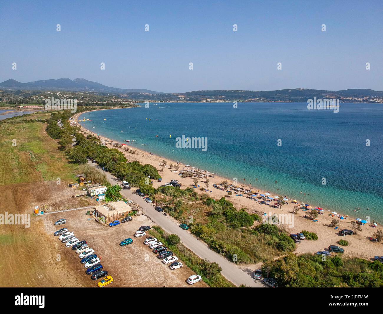 Vista aerea panoramica sulla spiaggia di Divari vicino alla baia di Navarino, Gialova. E' una delle migliori spiagge dell'Europa mediterranea. Bellissima laguna vicino Voido Foto Stock