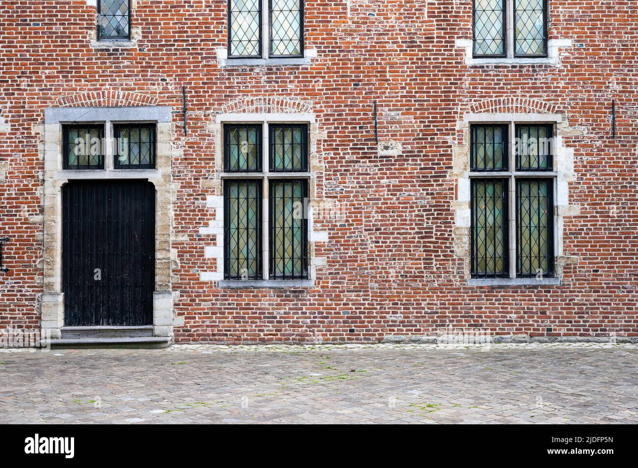 Anderlecht, Bruxelles Capital Region, Belgio - 06 11 2022 - facciata in pietra di mattoni della casa Erasmus Foto Stock