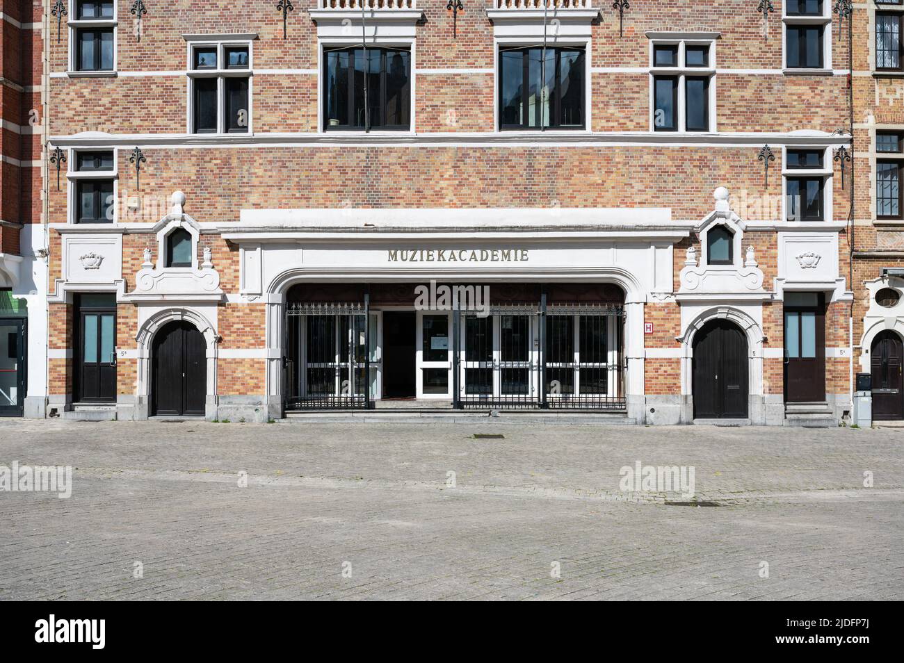 Anderlecht, Bruxelles Capital Region, Belgio - 06 11 2022 - facciata in pietra di mattoni della scuola di musica Foto Stock