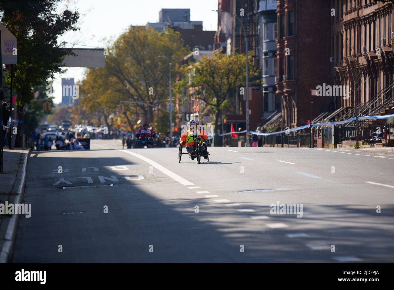 Brooklyn, New York, USA - Novembre 3. 2019: Atleta in sedia a rotelle che corre alla maratona di NYC. Foto Stock