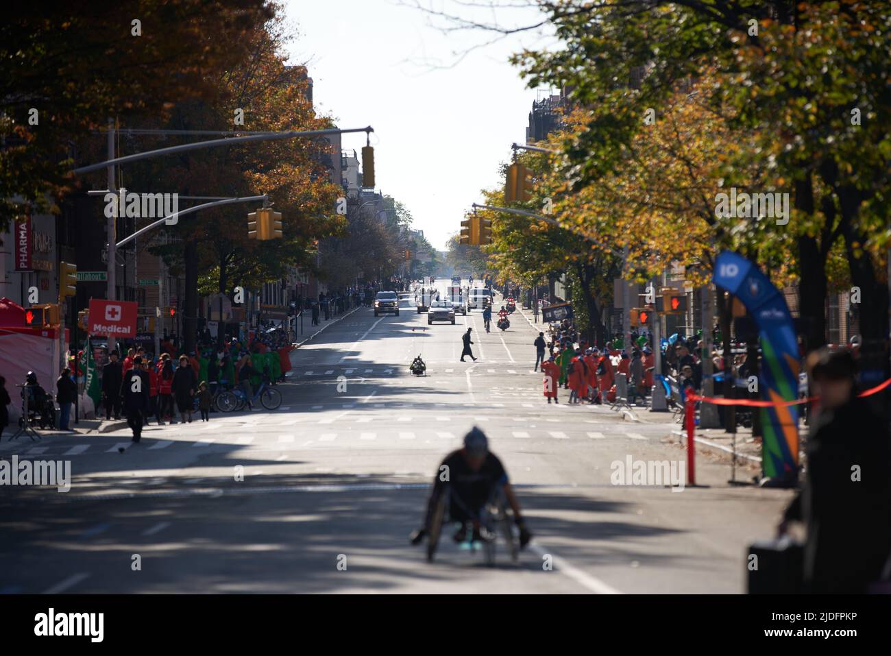 Brooklyn, New York, USA - Novembre 3. 2019: Maratona di NYC, atleta in sedia a rotelle davanti ai corridori più in fondo alla strada. Foto Stock