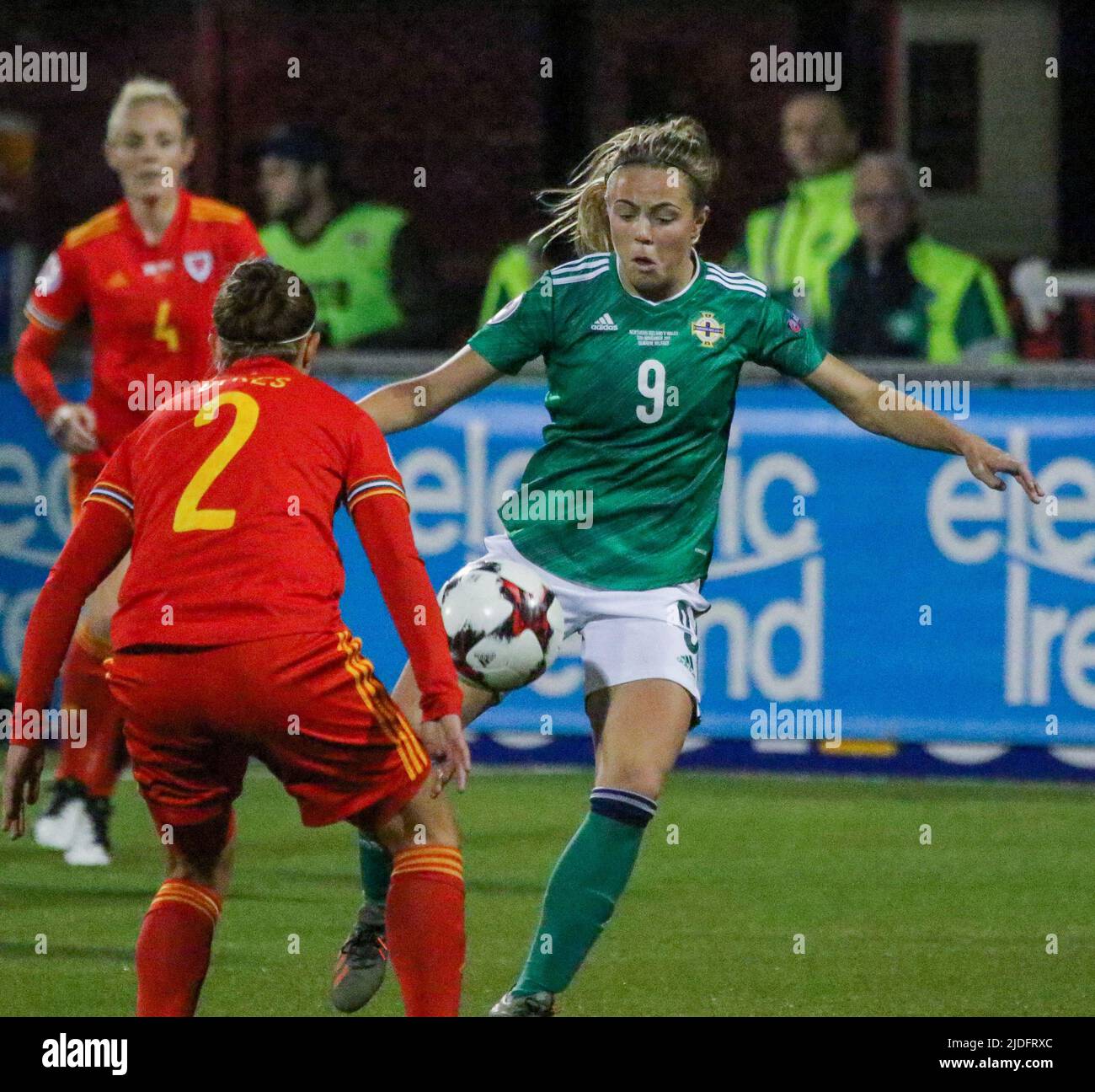 UEFA European Women's Championship 2021. 12 Nov 2019. Irlanda del Nord 0 Galles 0 a Seaview, Belfast. Irlanda del Nord Women's International calcio giocatore Simone Magill Irlanda del Nord (9). Foto Stock