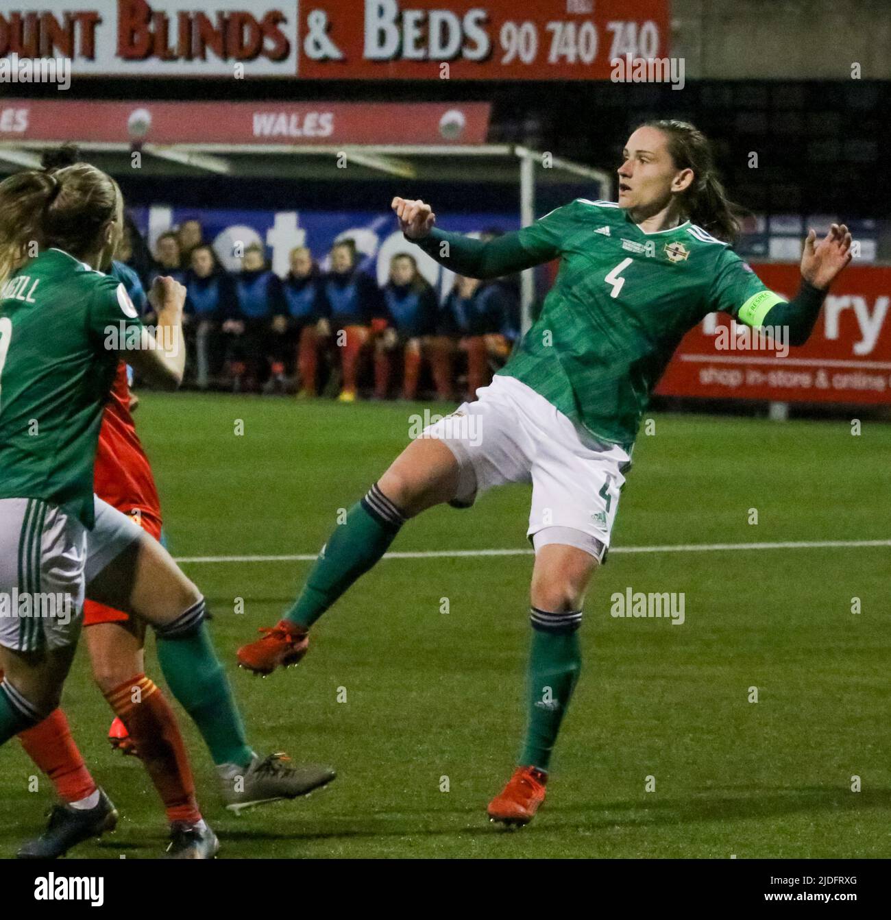 UEFA European Women's Championship 2021. 12 Nov 2019. Irlanda del Nord 0 Galles 0 a Seaview, Belfast. Irlanda del Nord Women's International calciatore Sarah McFadden Irlanda del Nord (4). Foto Stock