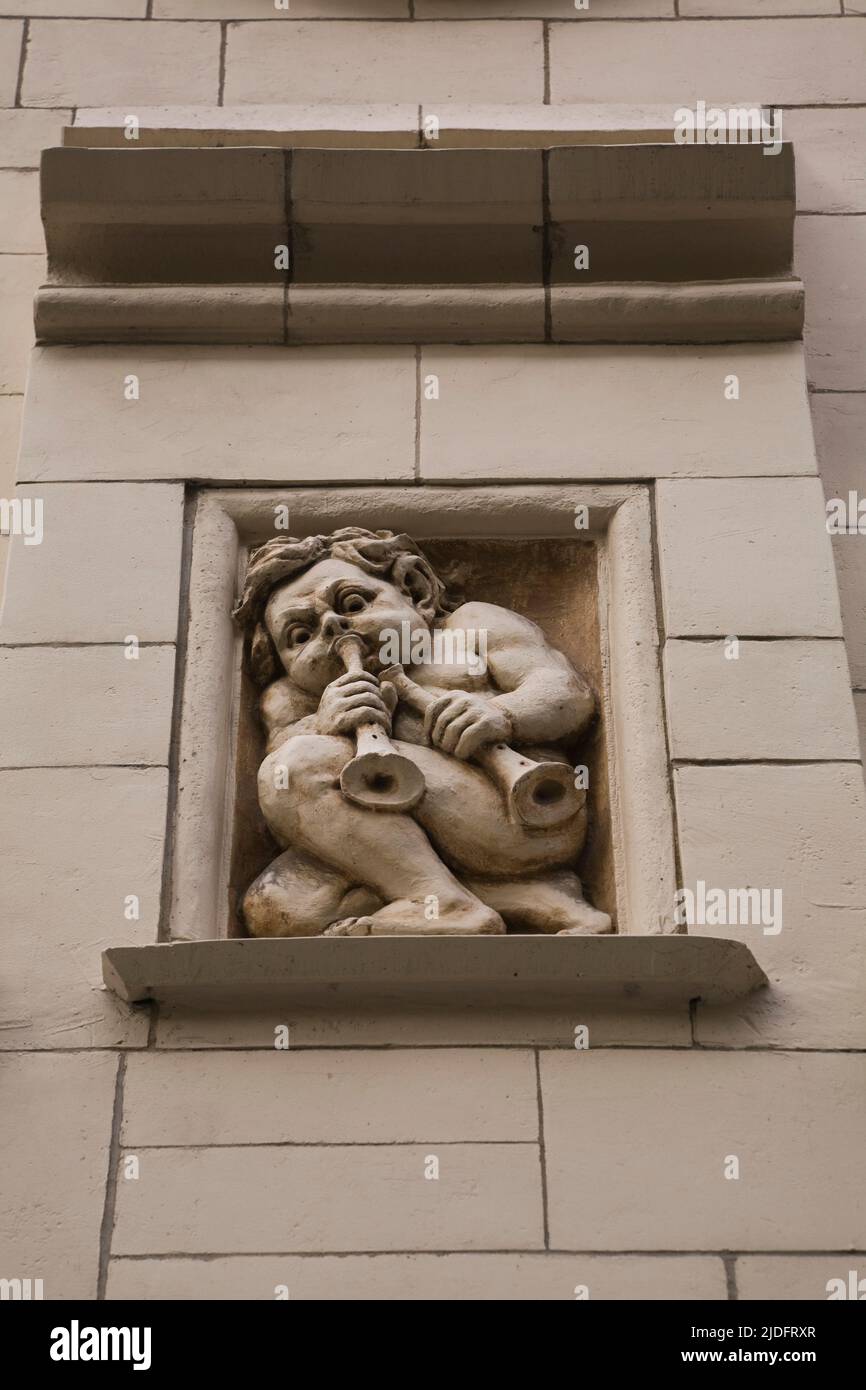 Primo piano di una statuetta sulla parete esterna di un vecchio edificio architettonico in Saint-Antoine Street, Old Montreal, Quebec, Canada. Foto Stock