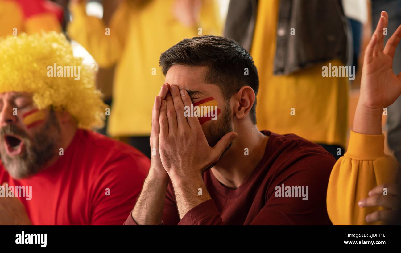 Tifosi preoccupati che sostengono la nazionale spagnola nella partita di calcio dal vivo allo stadio. Foto Stock
