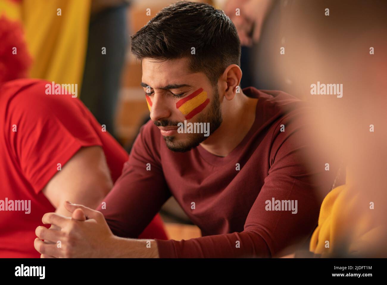 Tifosi preoccupati che sostengono la nazionale spagnola nella partita di calcio dal vivo allo stadio. Foto Stock