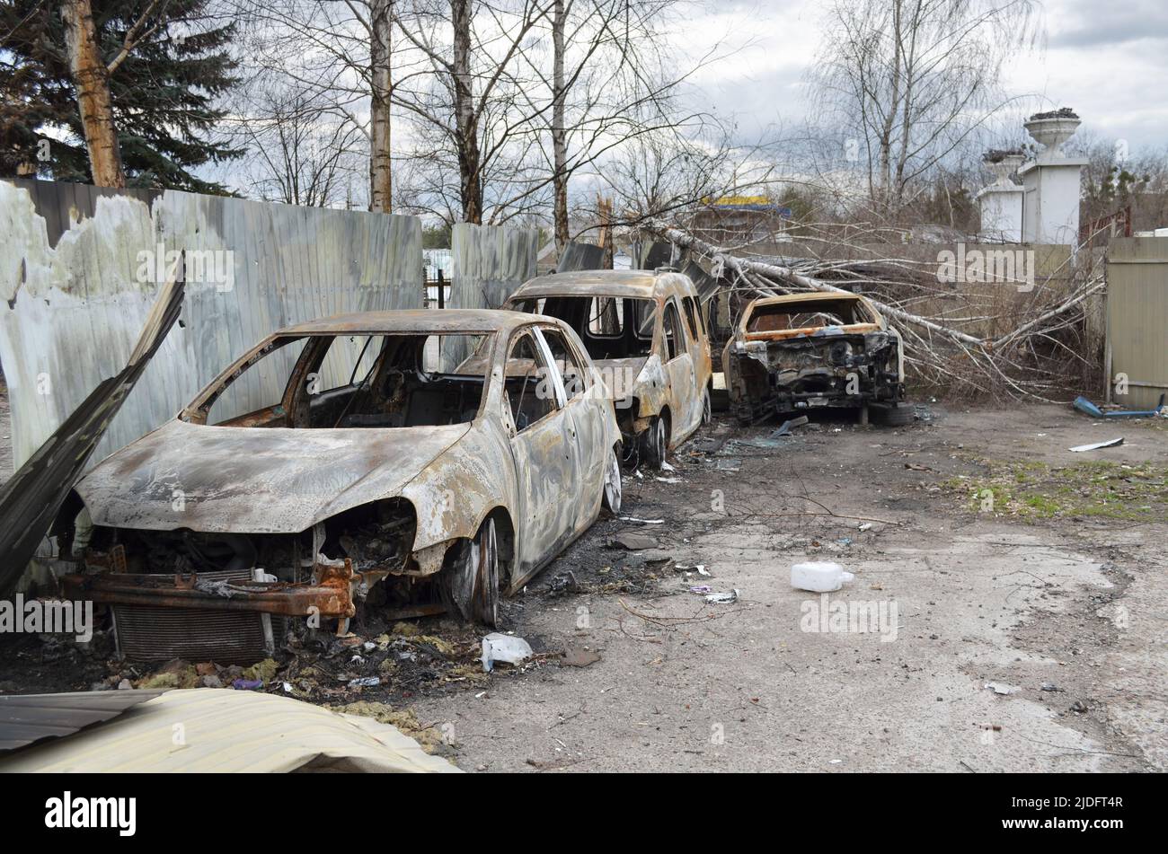 Mriya, regione di Kyiv, Ucraina - Apr 11, 2022: Auto civili bruciate e rotte nella regione di Kiev durante l'invasione russa dell'Ucraina. Foto Stock