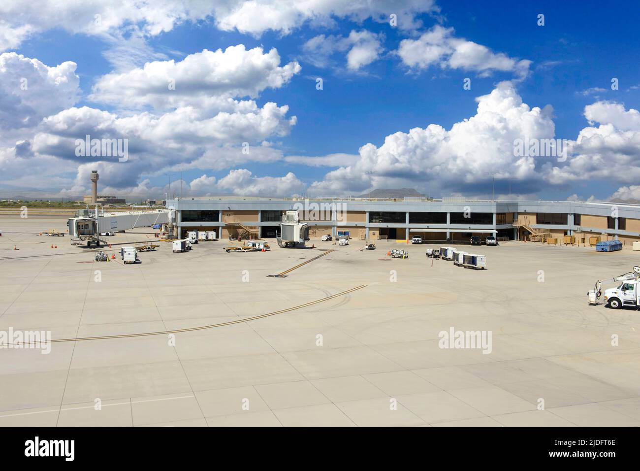 Nessun aereo al gate di arrivo o partenza all'Aeroporto Internazionale di Tucson in una lenta giornata estiva. Foto Stock