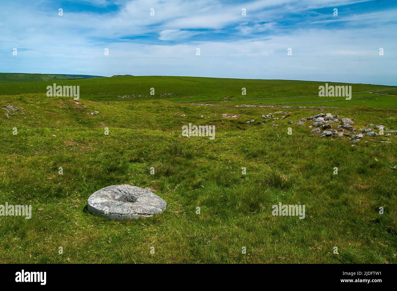 Pietra calcarea schiacciante in un cerchio schiacciante presso la miniera di piombo Burning Drake, un monumento programmato, su Eldon Hill, Derbyshire. Foto Stock