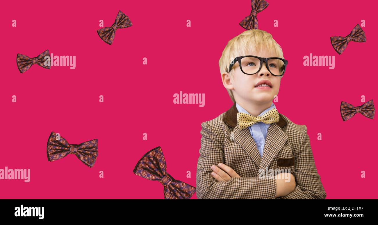 Immagine composita digitale del ragazzo caucasico carino indossando formals su sfondo rosa, spazio copia Foto Stock