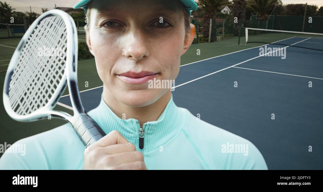 Primo piano ritratto di metà adulto caucasico femmina giocatore con racchetta da tennis in piedi in campo Foto Stock