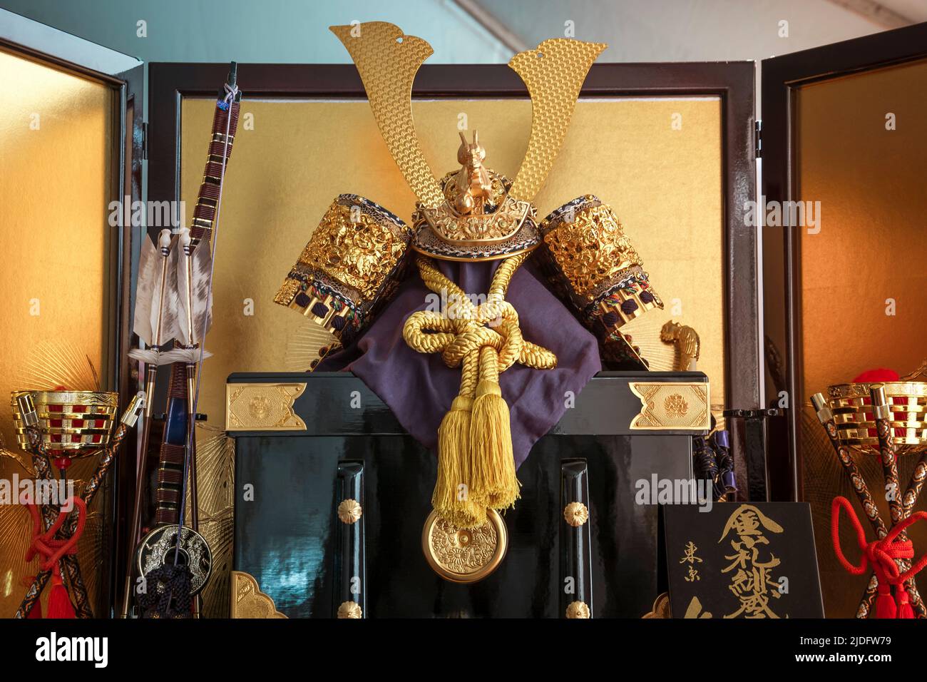 Oggetto culturale giapponese con splendidi ornamenti e design tradizionali. Foto Stock